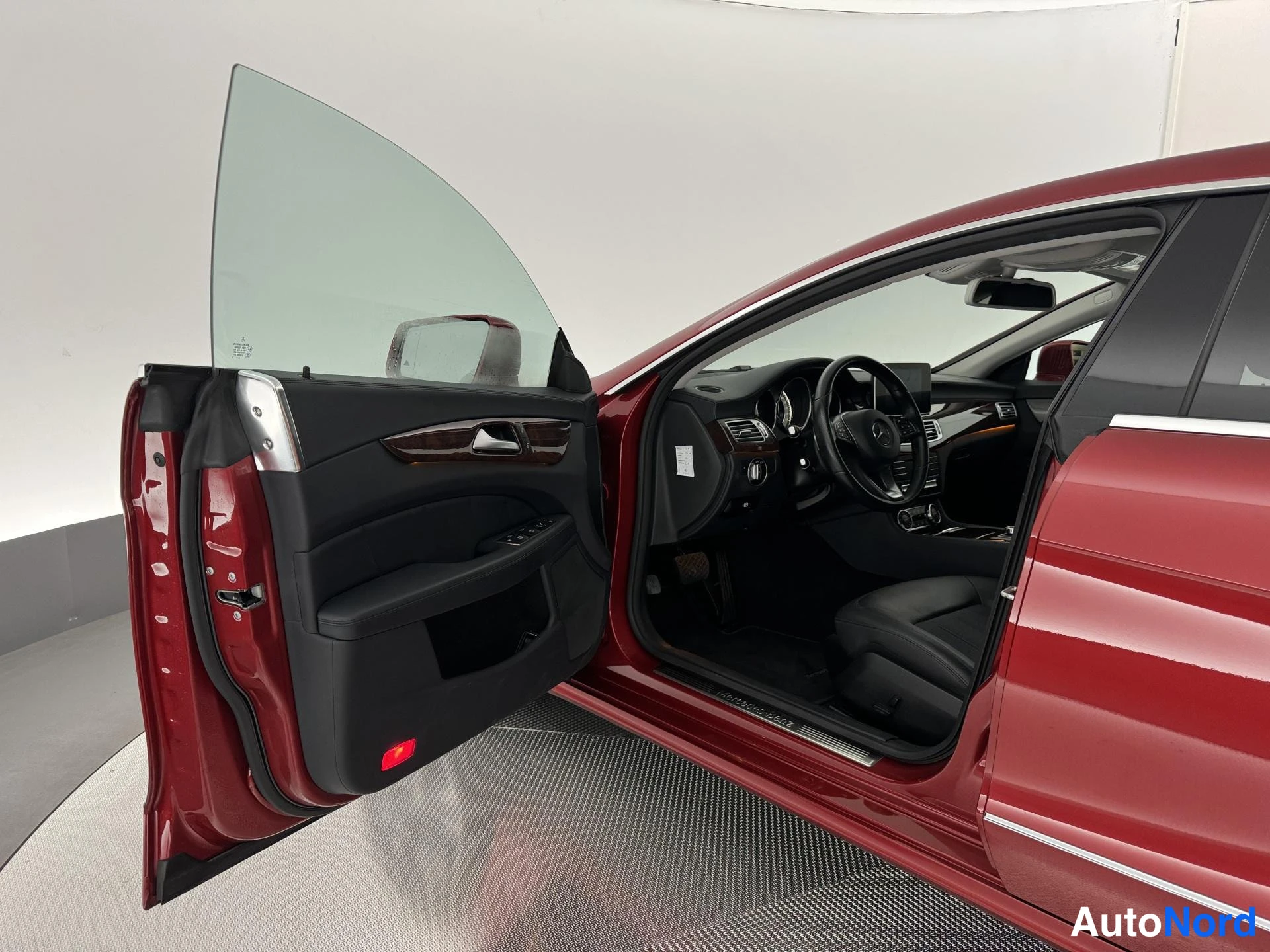 Punainen Mercedes-Benz CLS 220 d 2015, ohjaamo, kuva 10