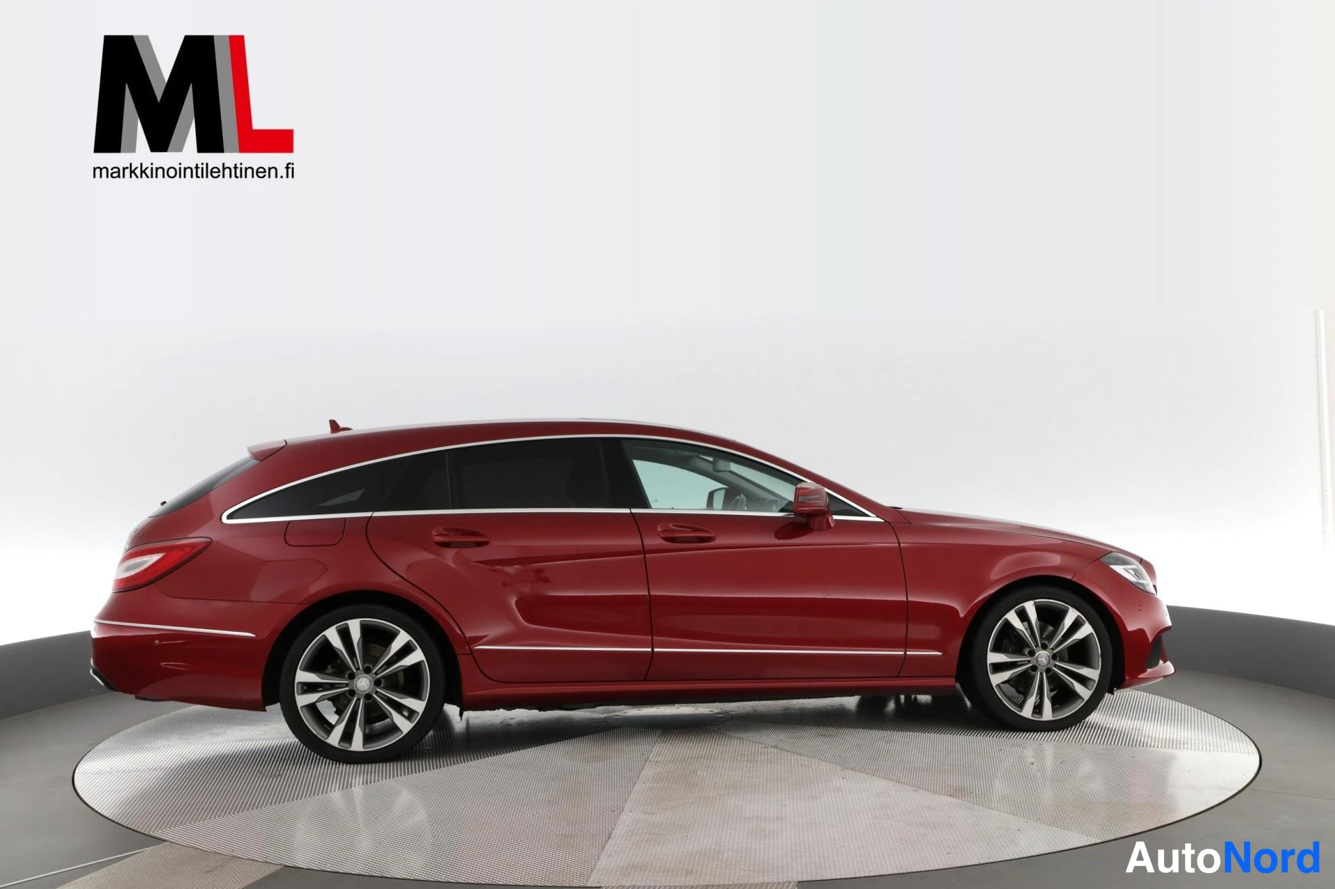 Punainen Mercedes-Benz CLS 220 d 2015, sivulta, kuva 4
