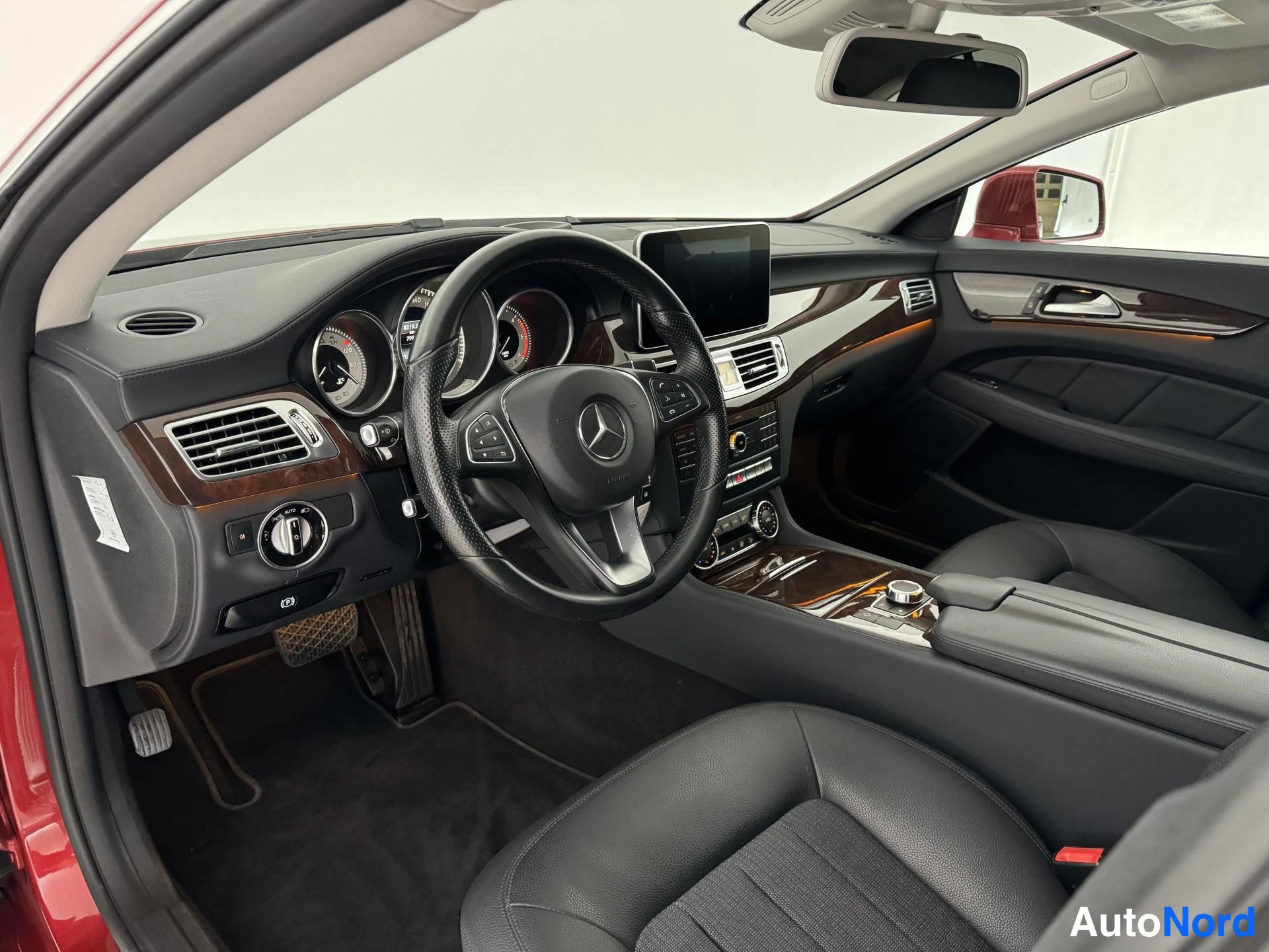 Punainen Mercedes-Benz CLS 220 d 2015, ohjaamo, kuva 7