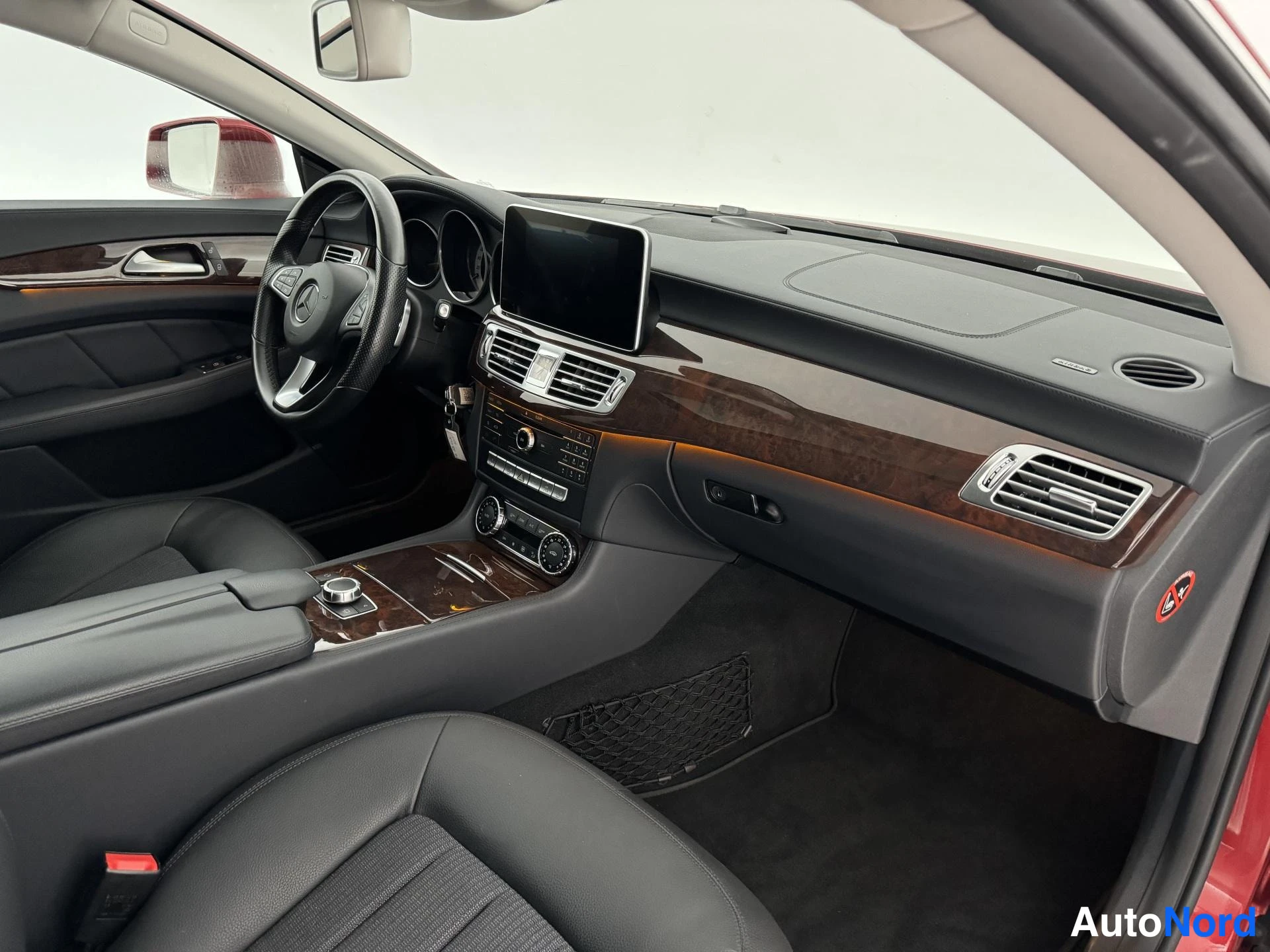 Punainen Mercedes-Benz CLS 220 d 2015, ohjaamo, kuva 8