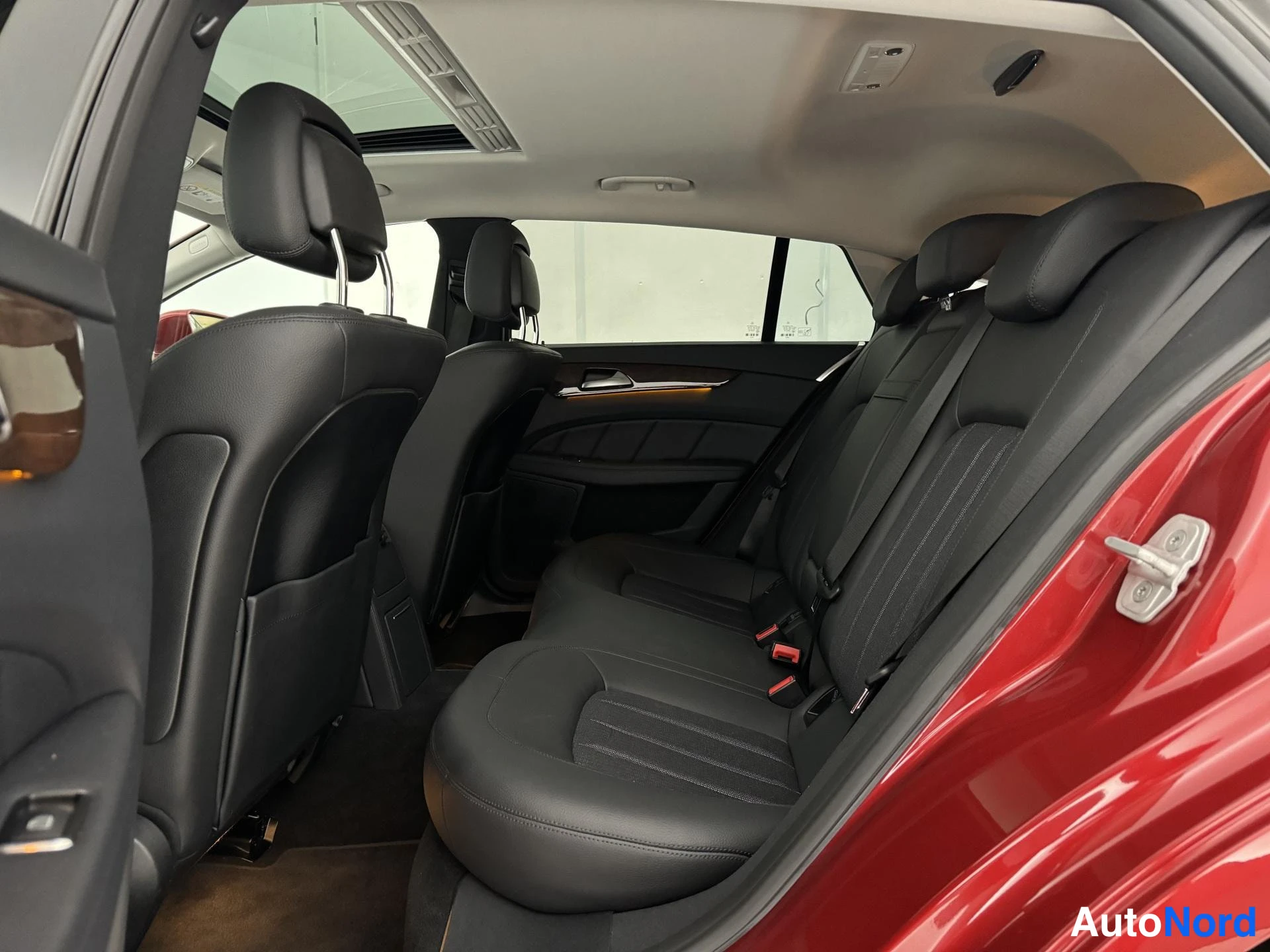 Punainen Mercedes-Benz CLS 220 d 2015, takaistuimet, kuva 12