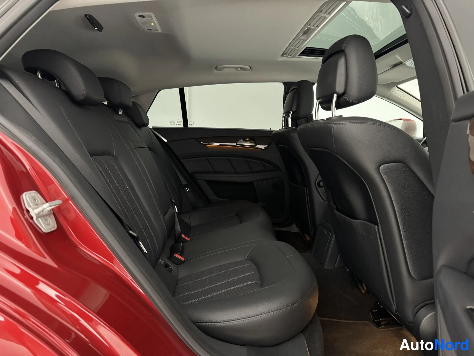 Punainen Mercedes-Benz CLS 220 d 2015, takaistuimet, kuva 13