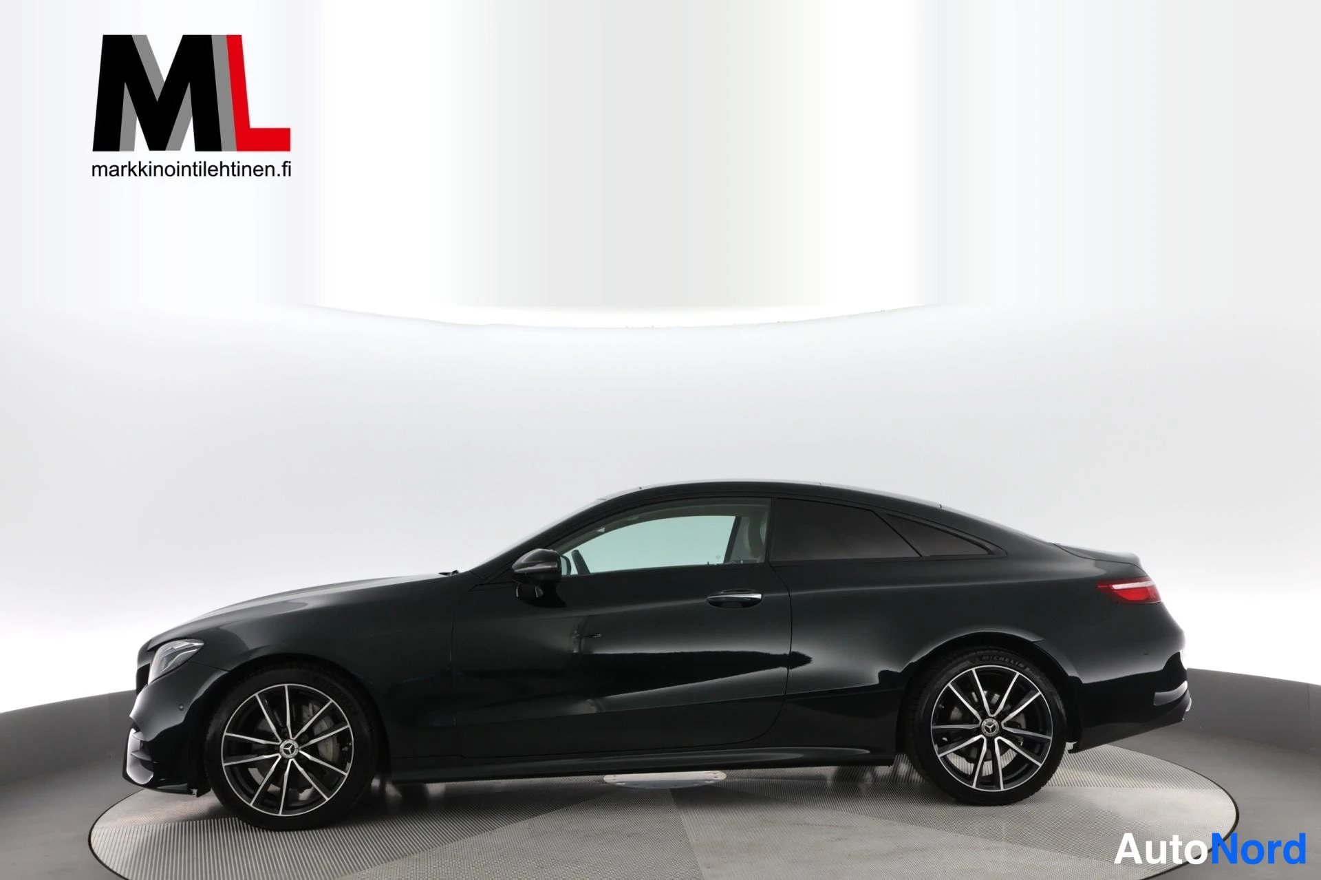 Vihreä Mercedes-Benz E 220 d 4MATIC 2017, sivulta, kuva 5