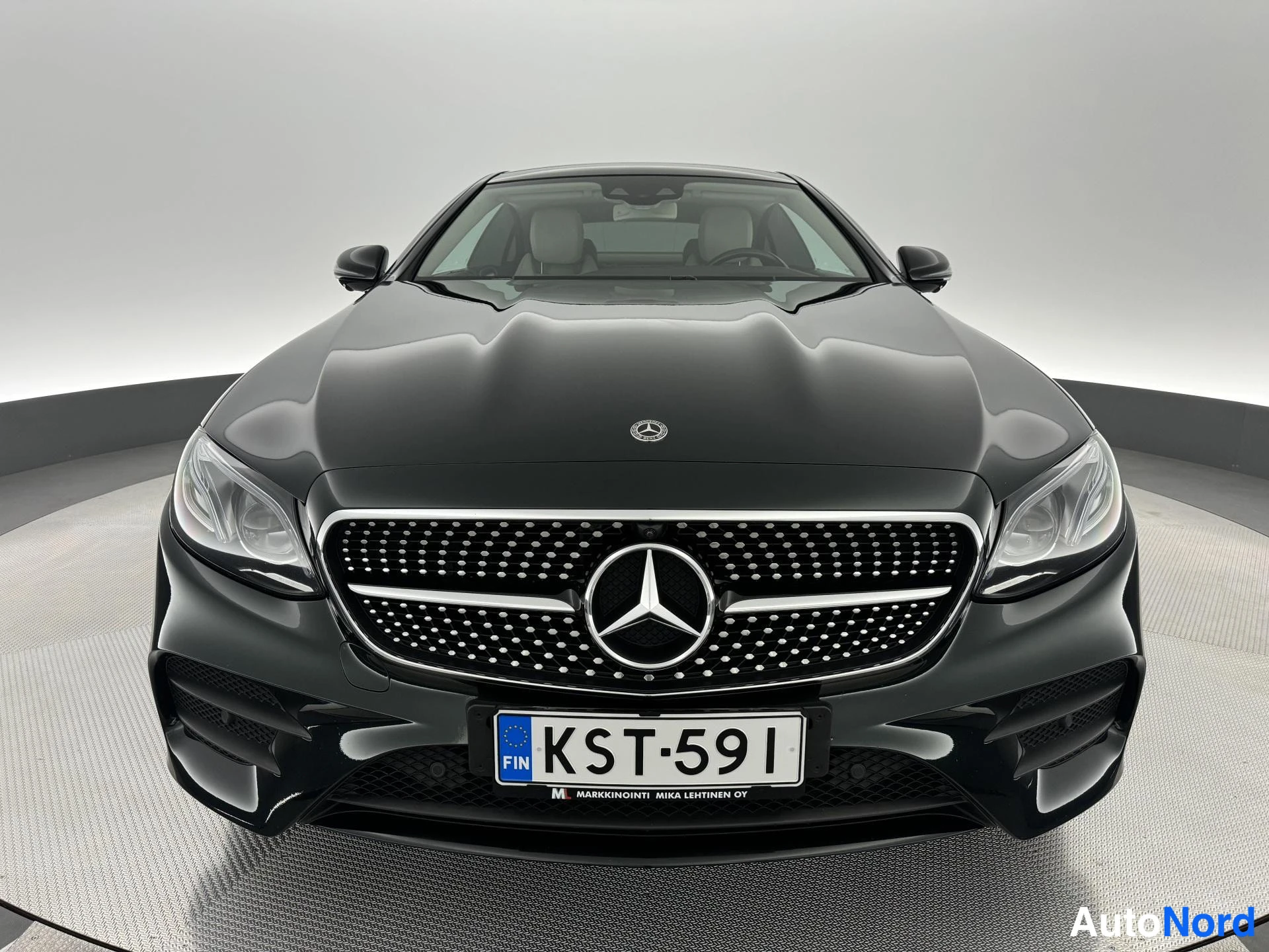 Vihreä Mercedes-Benz E 220 d 4MATIC 2017, edestä, kuva 4