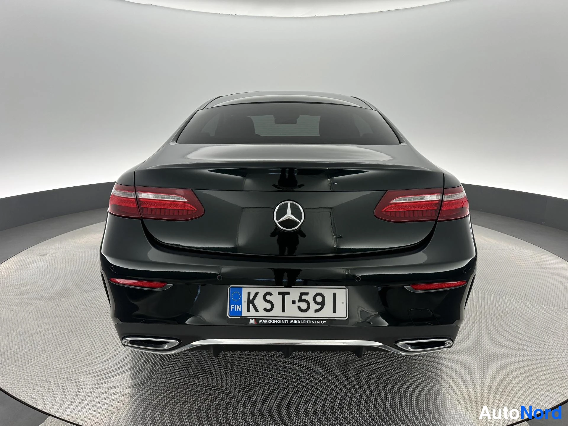 Vihreä Mercedes-Benz E 220 d 4MATIC 2017, takaa, kuva 9