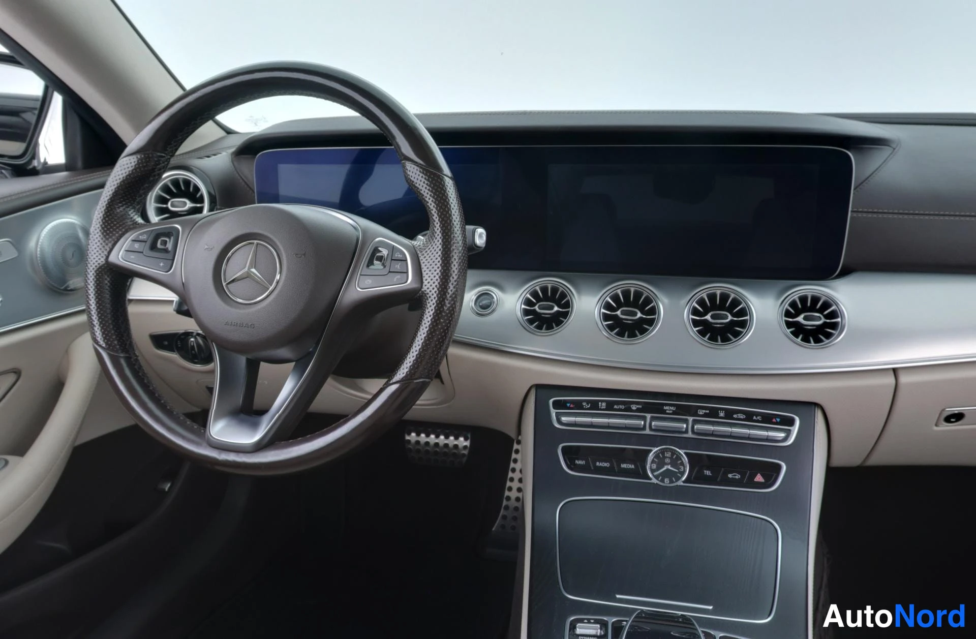 Vihreä Mercedes-Benz E 220 d 4MATIC 2017, ohjaamo, kuva 13
