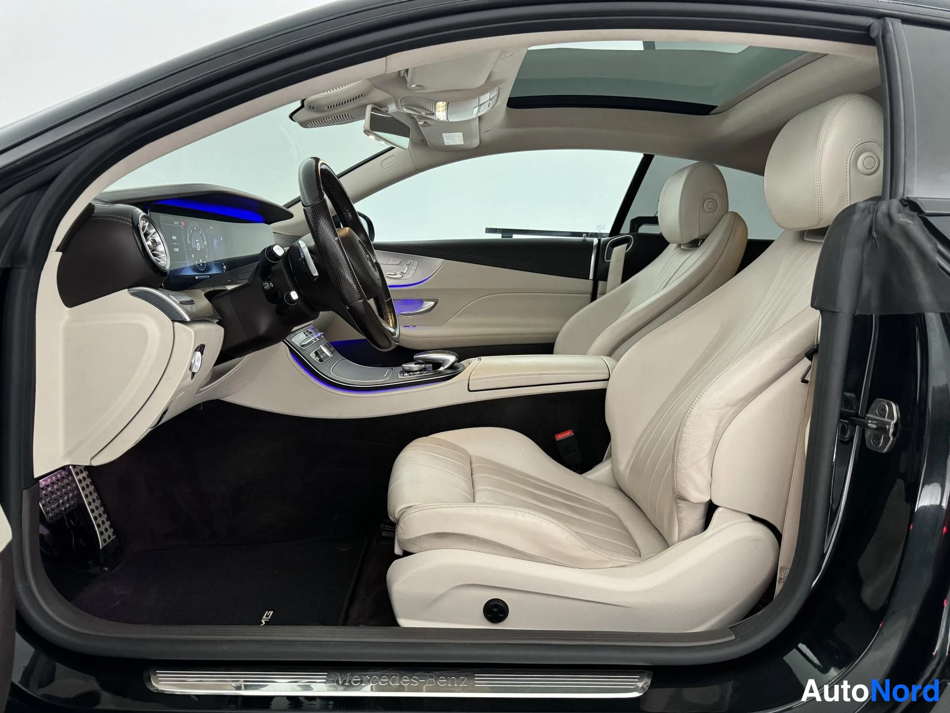 Vihreä Mercedes-Benz E 220 d 4MATIC 2017, ohjaamo, kuva 15