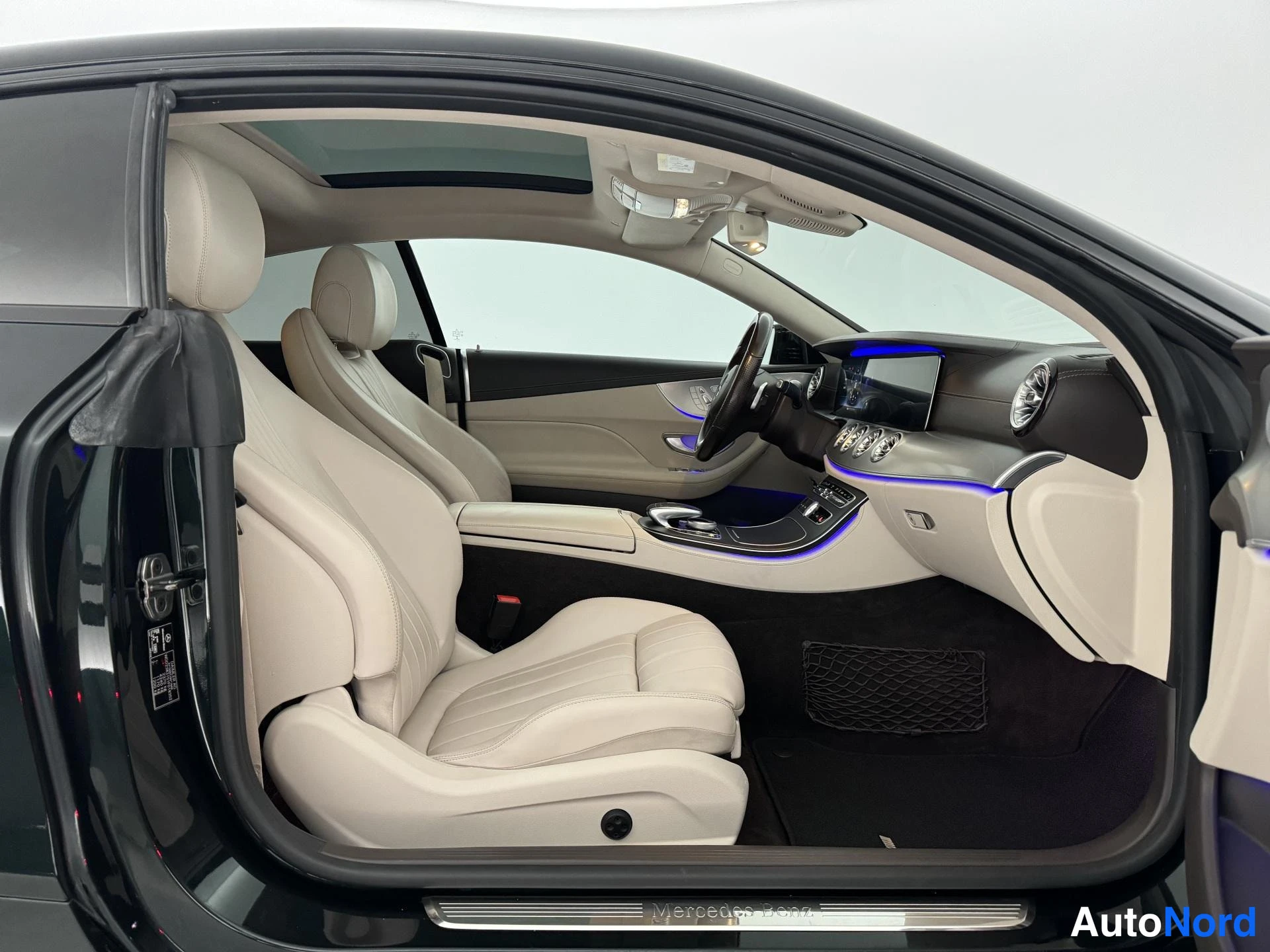 Vihreä Mercedes-Benz E 220 d 4MATIC 2017, ohjaamo, kuva 16