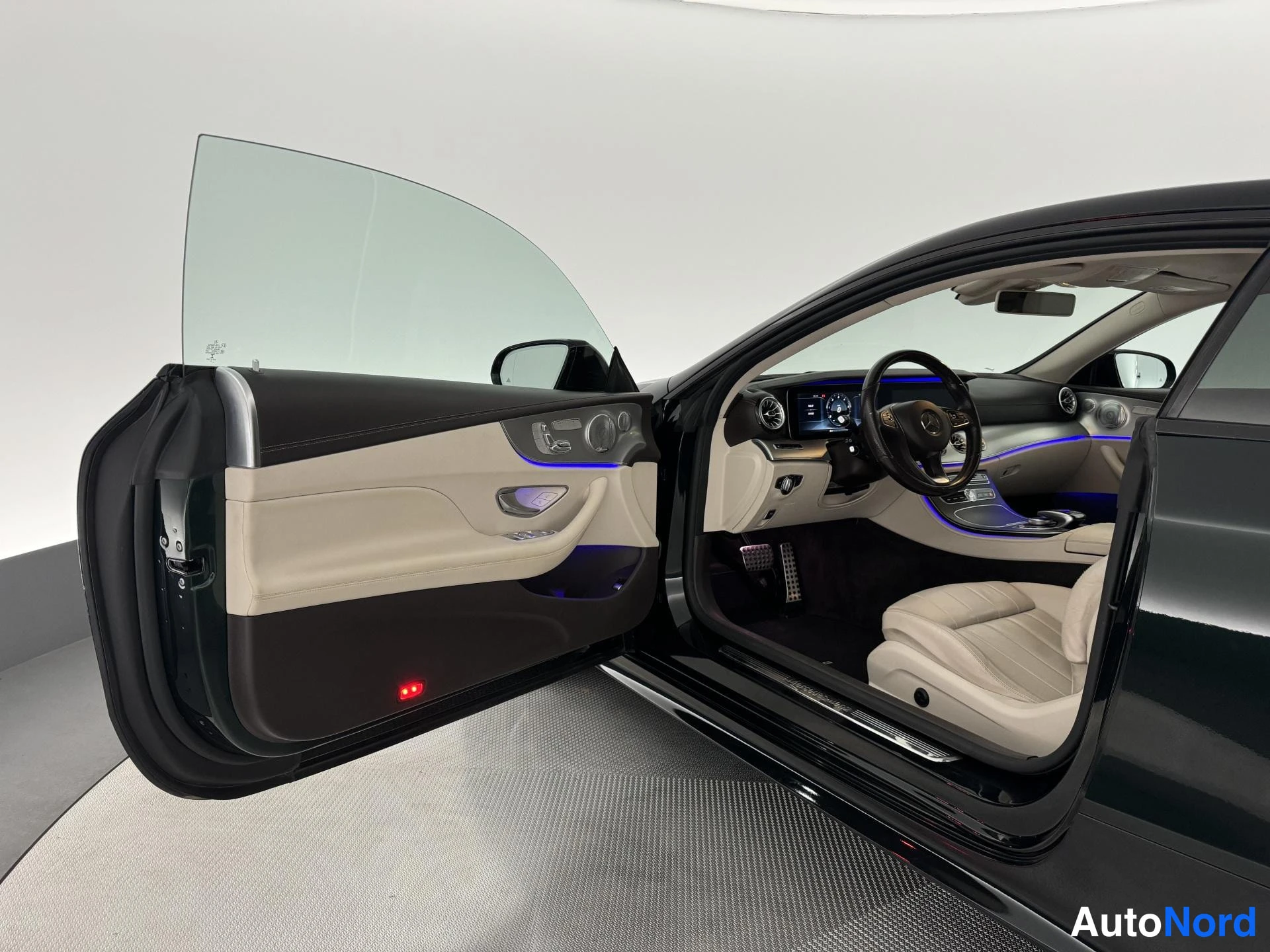 Vihreä Mercedes-Benz E 220 d 4MATIC 2017, ohjaamo, kuva 17