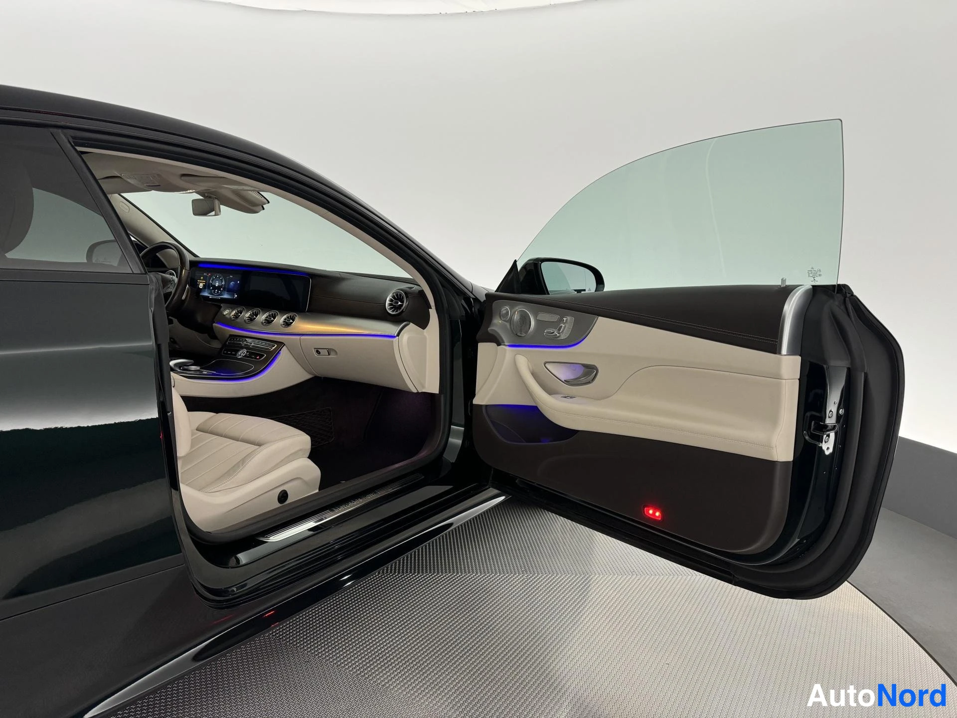 Vihreä Mercedes-Benz E 220 d 4MATIC 2017, ohjaamo, kuva 18