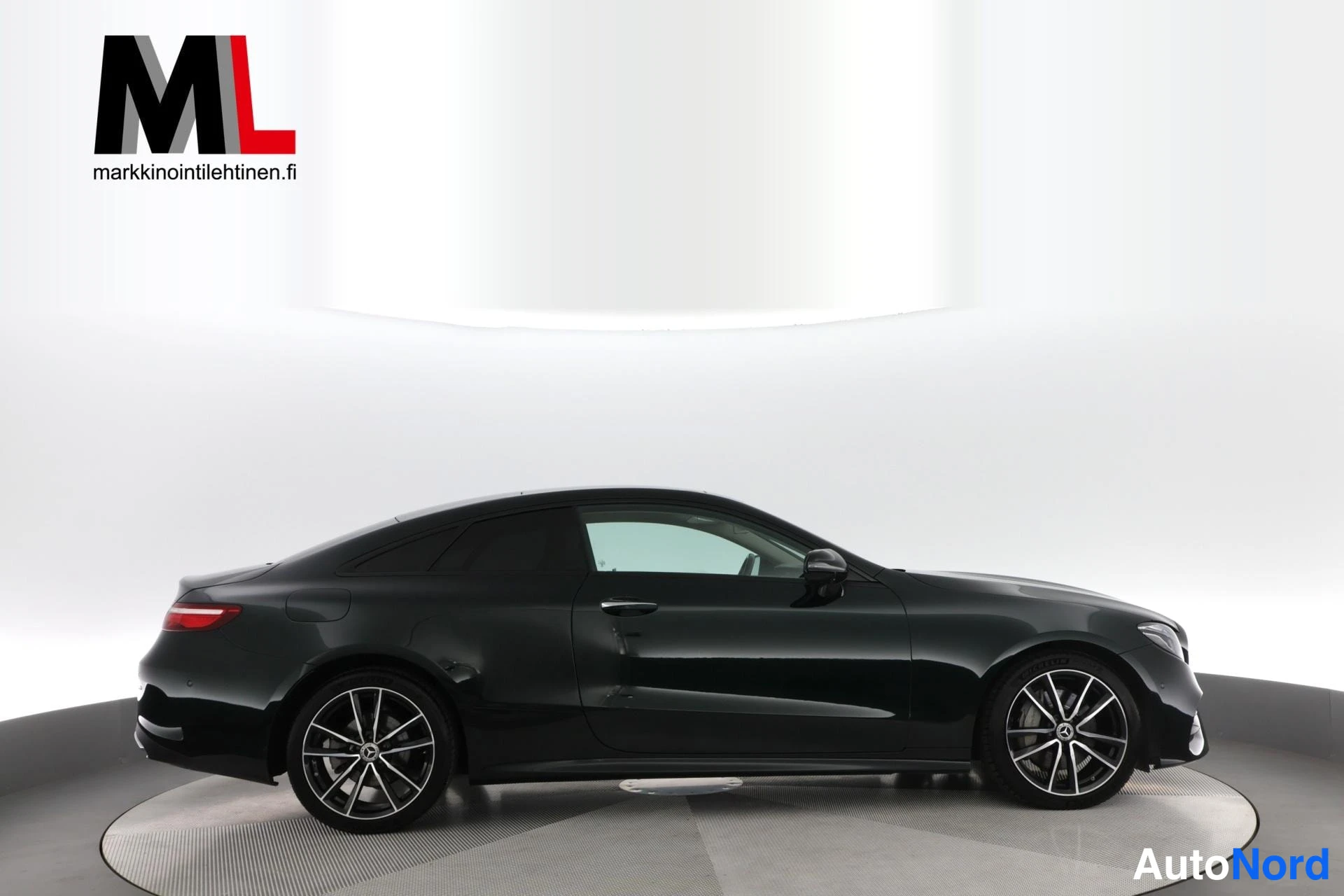 Vihreä Mercedes-Benz E 220 d 4MATIC 2017, etuviisto, keula oikealle, kuva 3