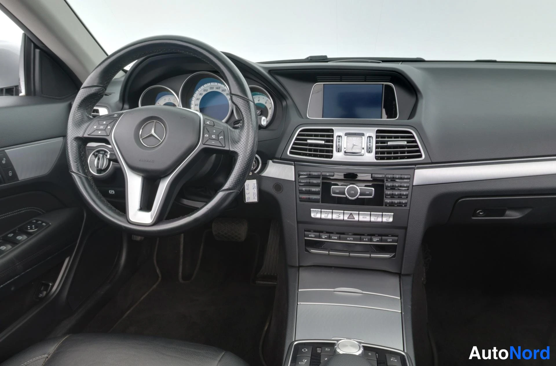Harmaa Mercedes-Benz E 200 2013, ohjaamo, kuva 19