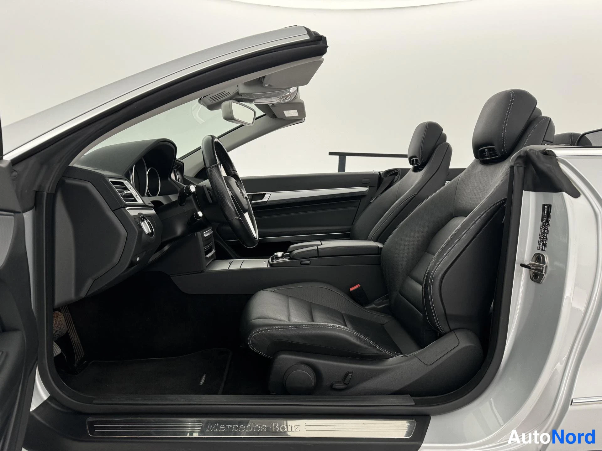 Harmaa Mercedes-Benz E 200 2013, ohjaamo, kuva 20