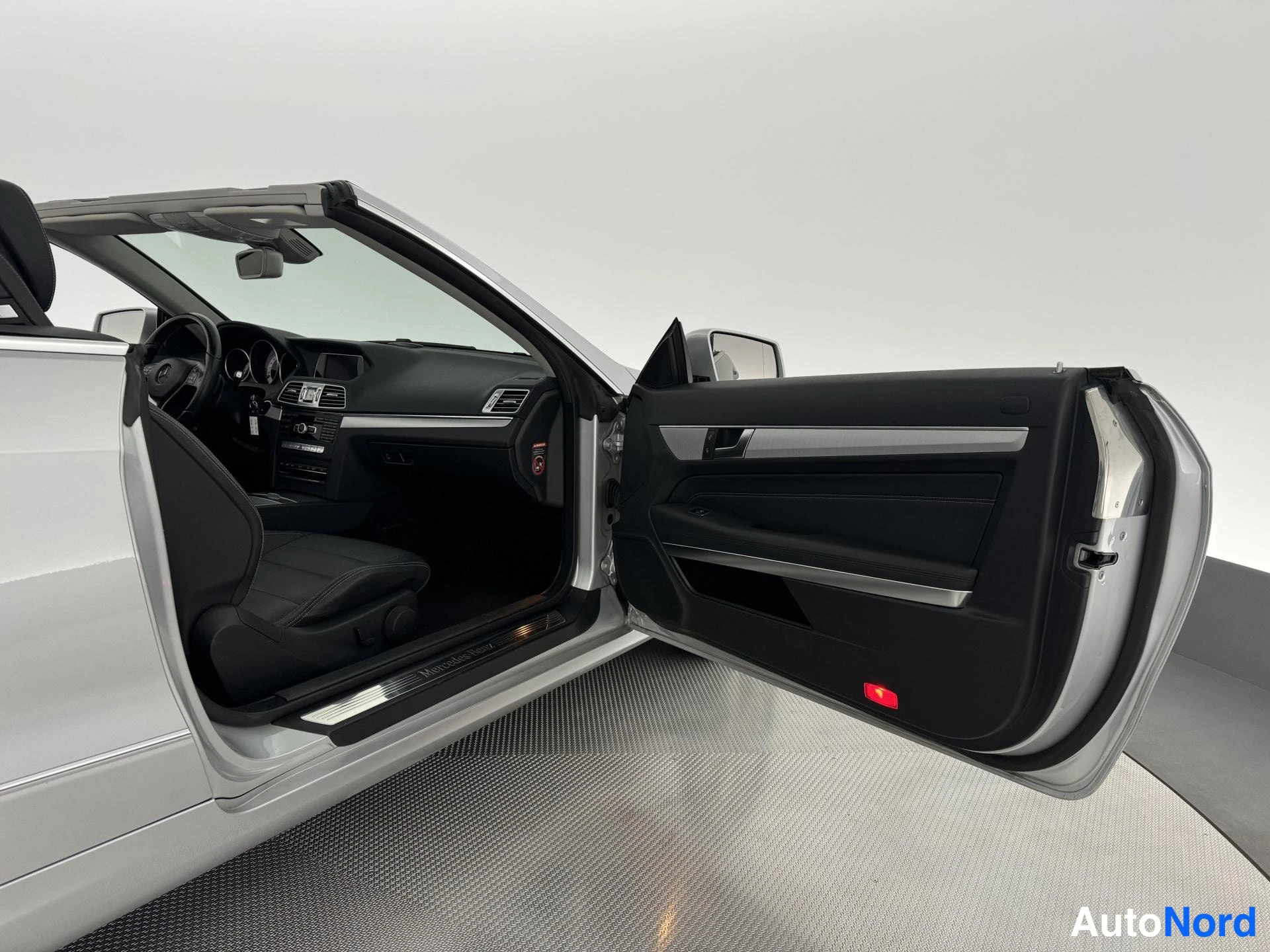 Harmaa Mercedes-Benz E 200 2013, ohjaamo, kuva 22