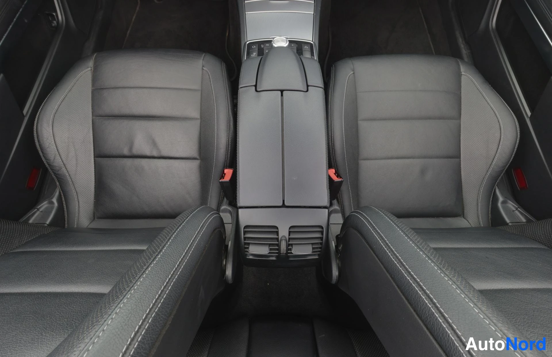 Harmaa Mercedes-Benz E 200 2013, etuistuimet, kuva 26