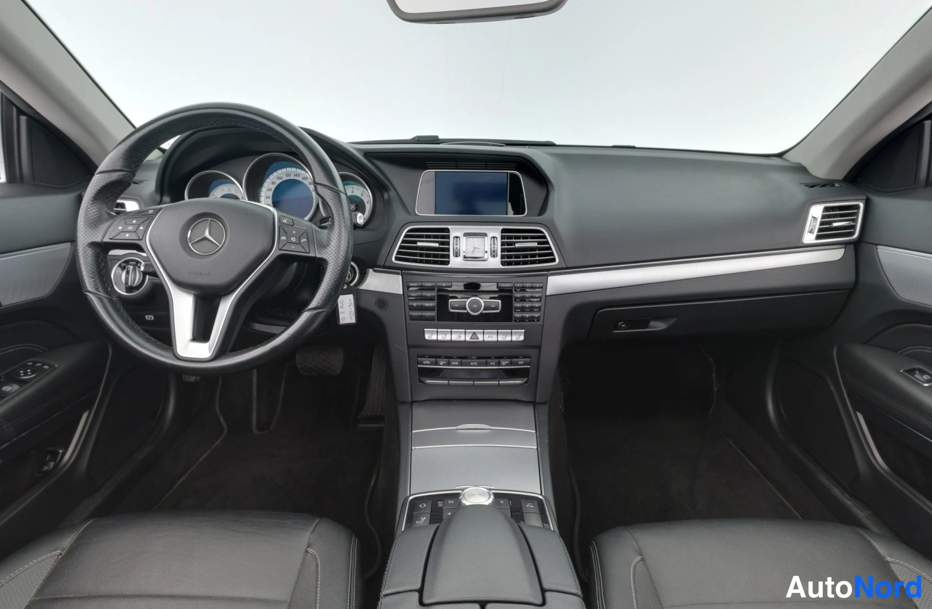 Harmaa Mercedes-Benz E 200 2013, ohjaamo, kuva 16