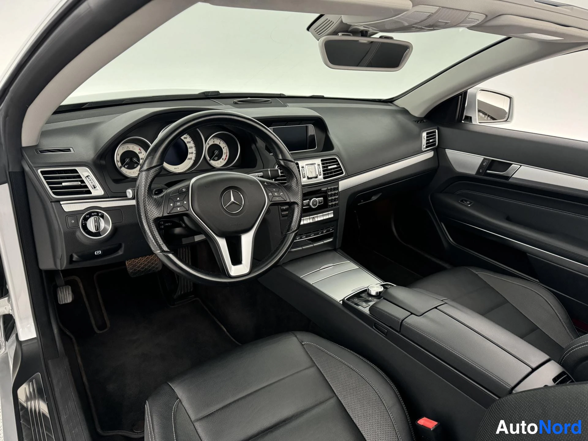 Harmaa Mercedes-Benz E 200 2013, ohjaamo, kuva 17