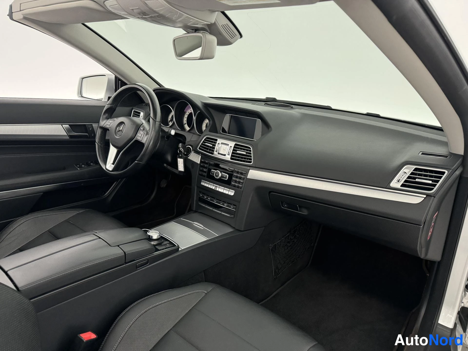 Harmaa Mercedes-Benz E 200 2013, ohjaamo, kuva 18
