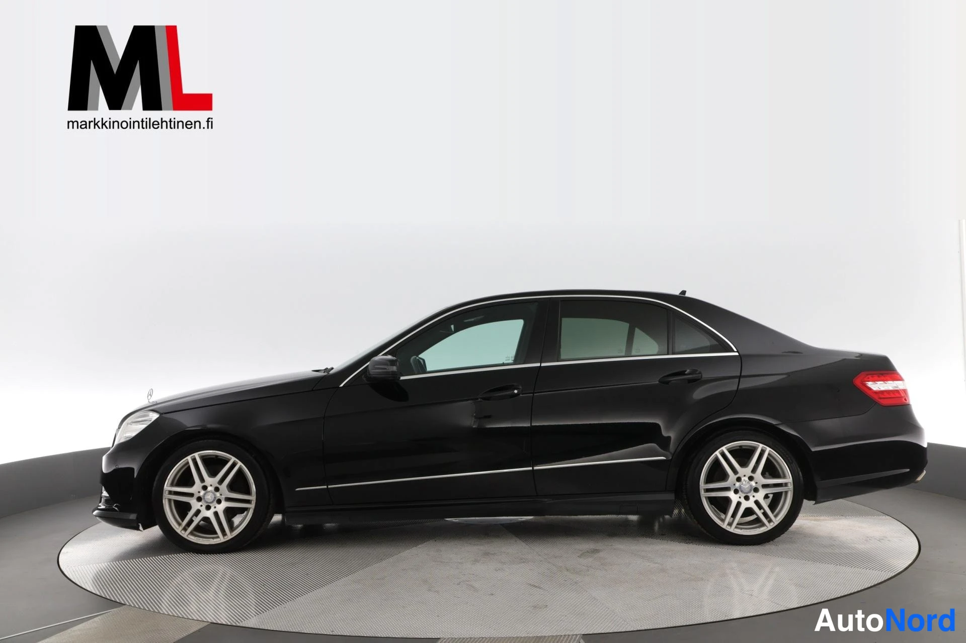 Musta Mercedes-Benz E 300 BlueTEC 2013, sivulta, kuva 4