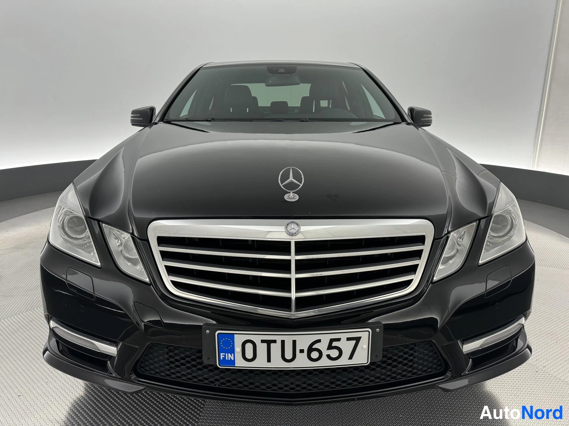 Musta Mercedes-Benz E 300 BlueTEC 2013, edestä, kuva 3