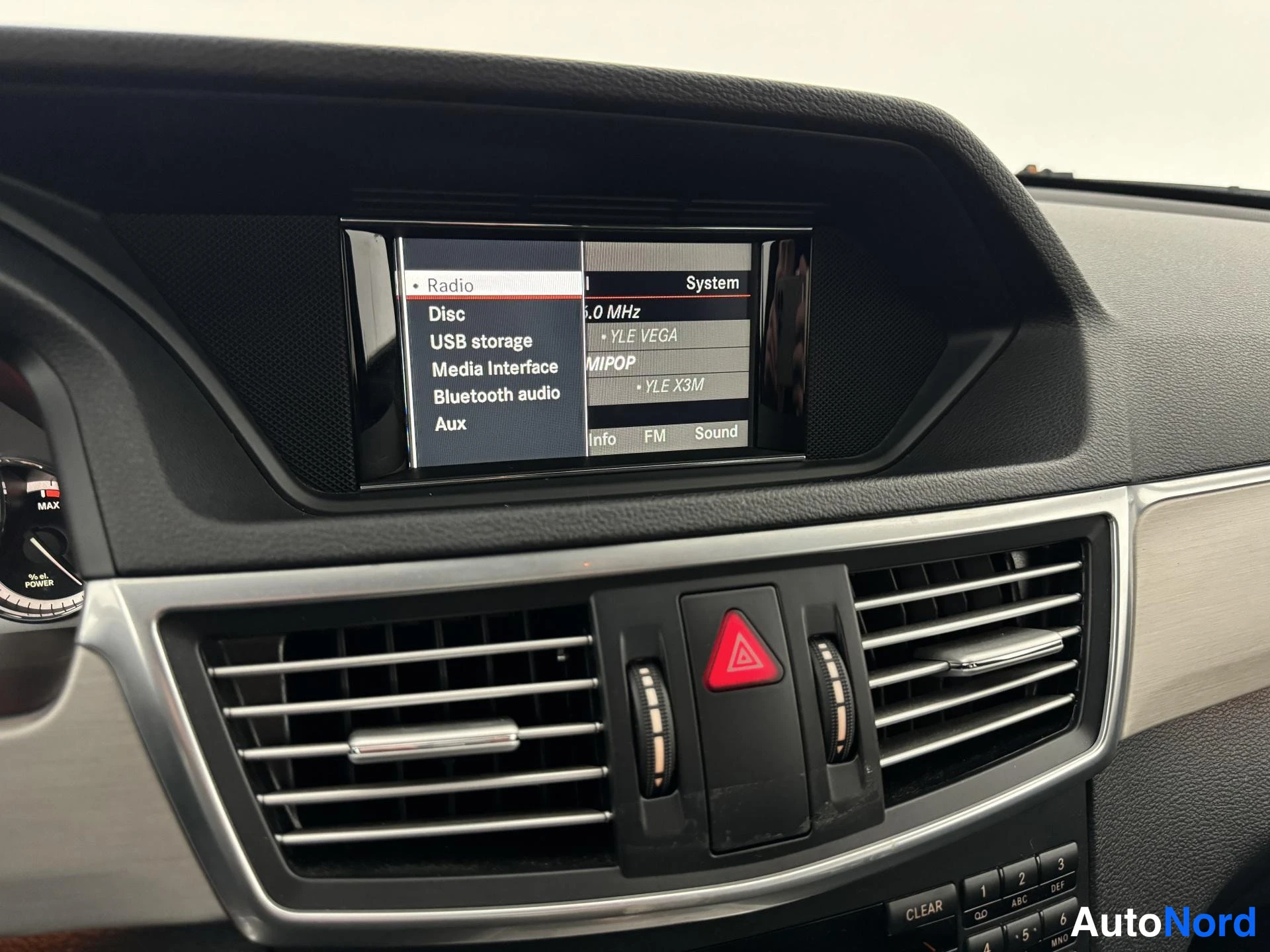 Musta Mercedes-Benz E 300 BlueTEC 2013, yksityiskohta, kuva 25