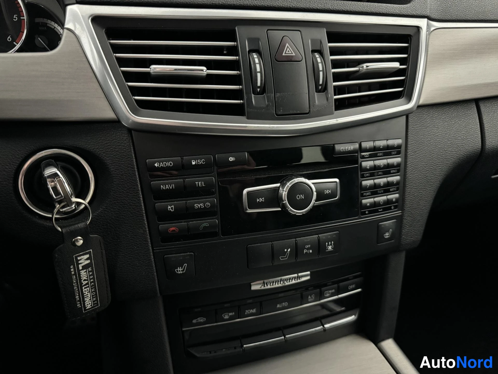 Musta Mercedes-Benz E 300 BlueTEC 2013, yksityiskohta, kuva 26