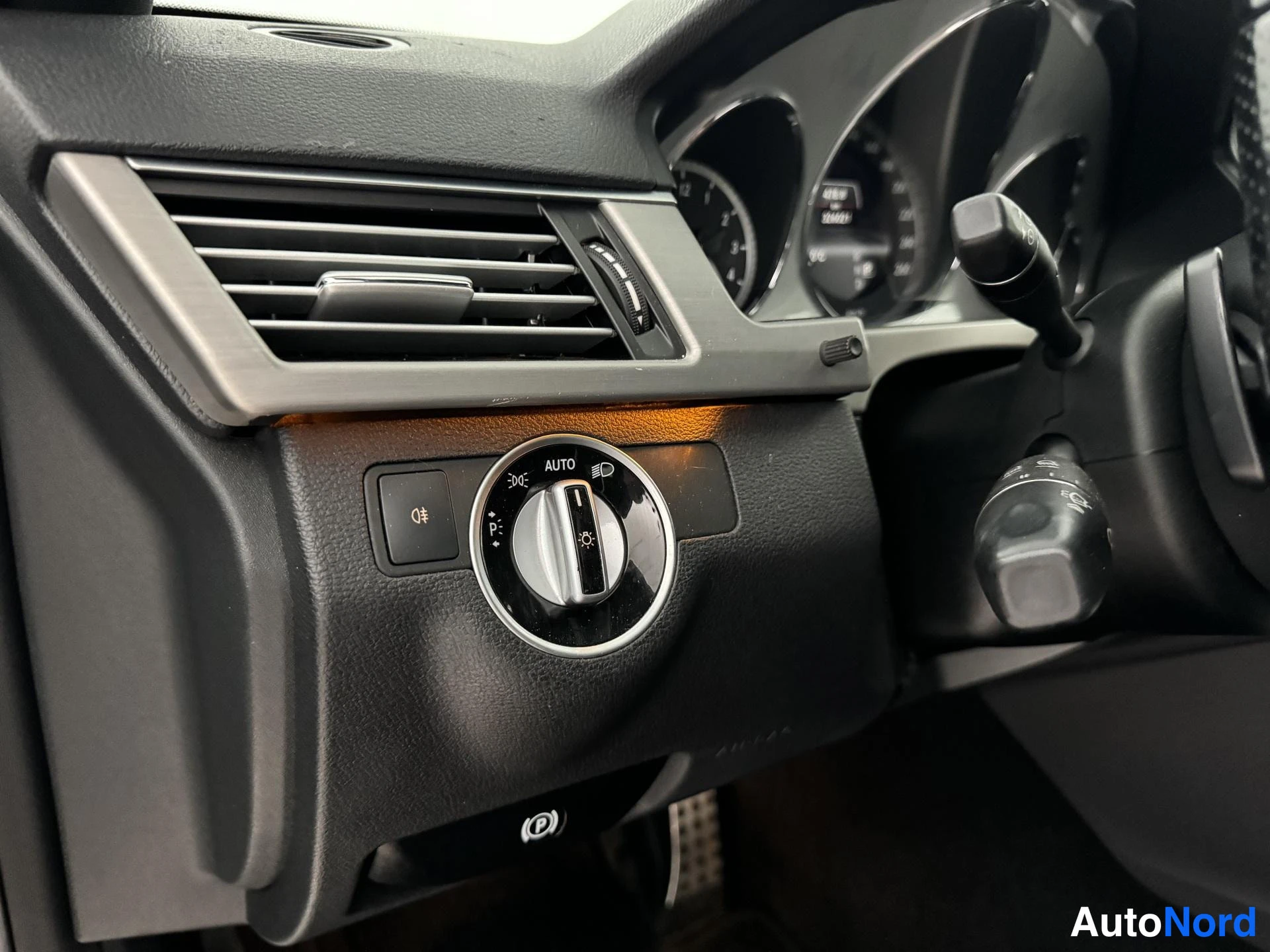 Musta Mercedes-Benz E 300 BlueTEC 2013, yksityiskohta, kuva 27