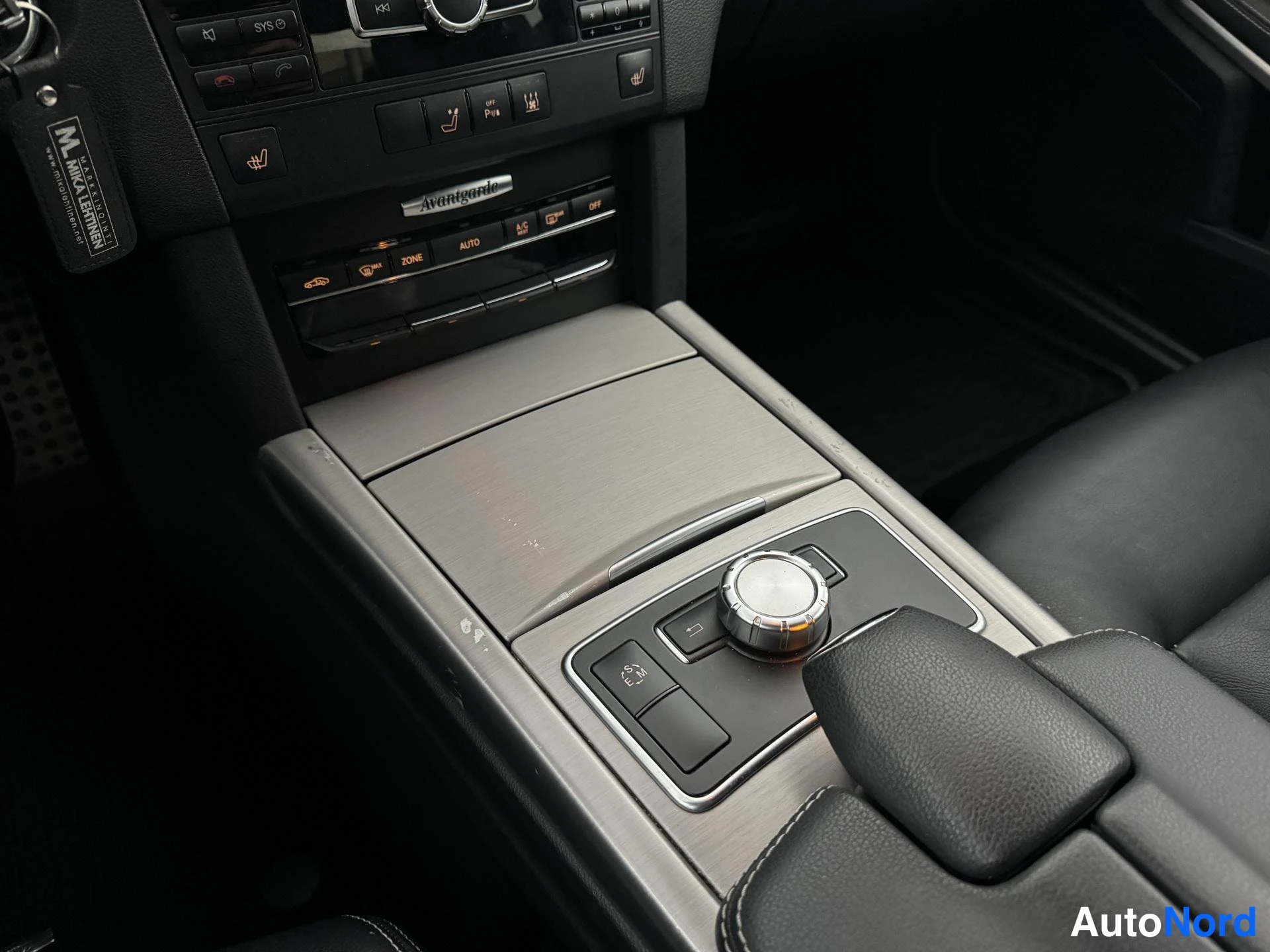 Musta Mercedes-Benz E 300 BlueTEC 2013, yksityiskohta, kuva 28