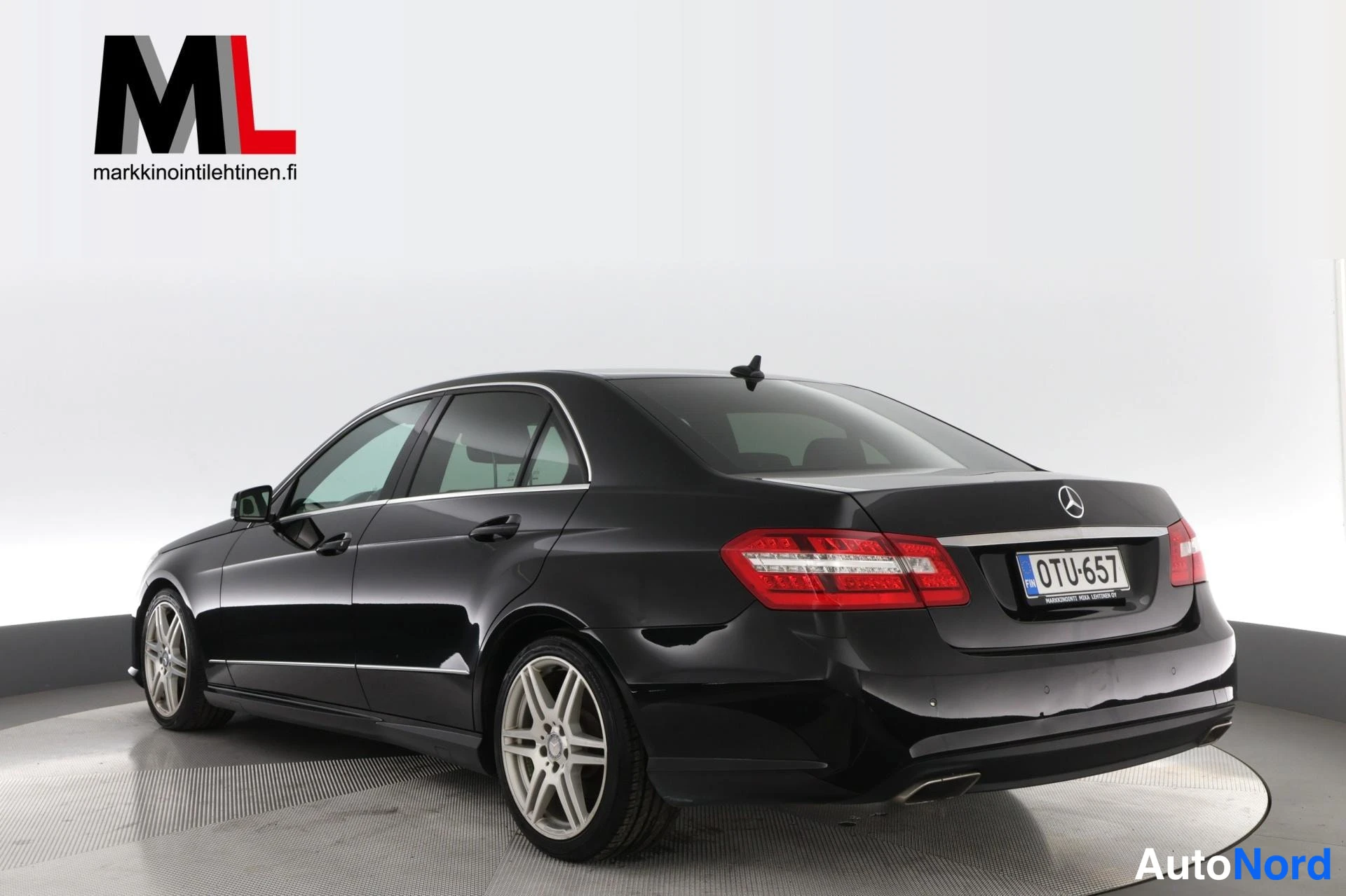 Musta Mercedes-Benz E 300 BlueTEC 2013, takaviisto, kuva 6