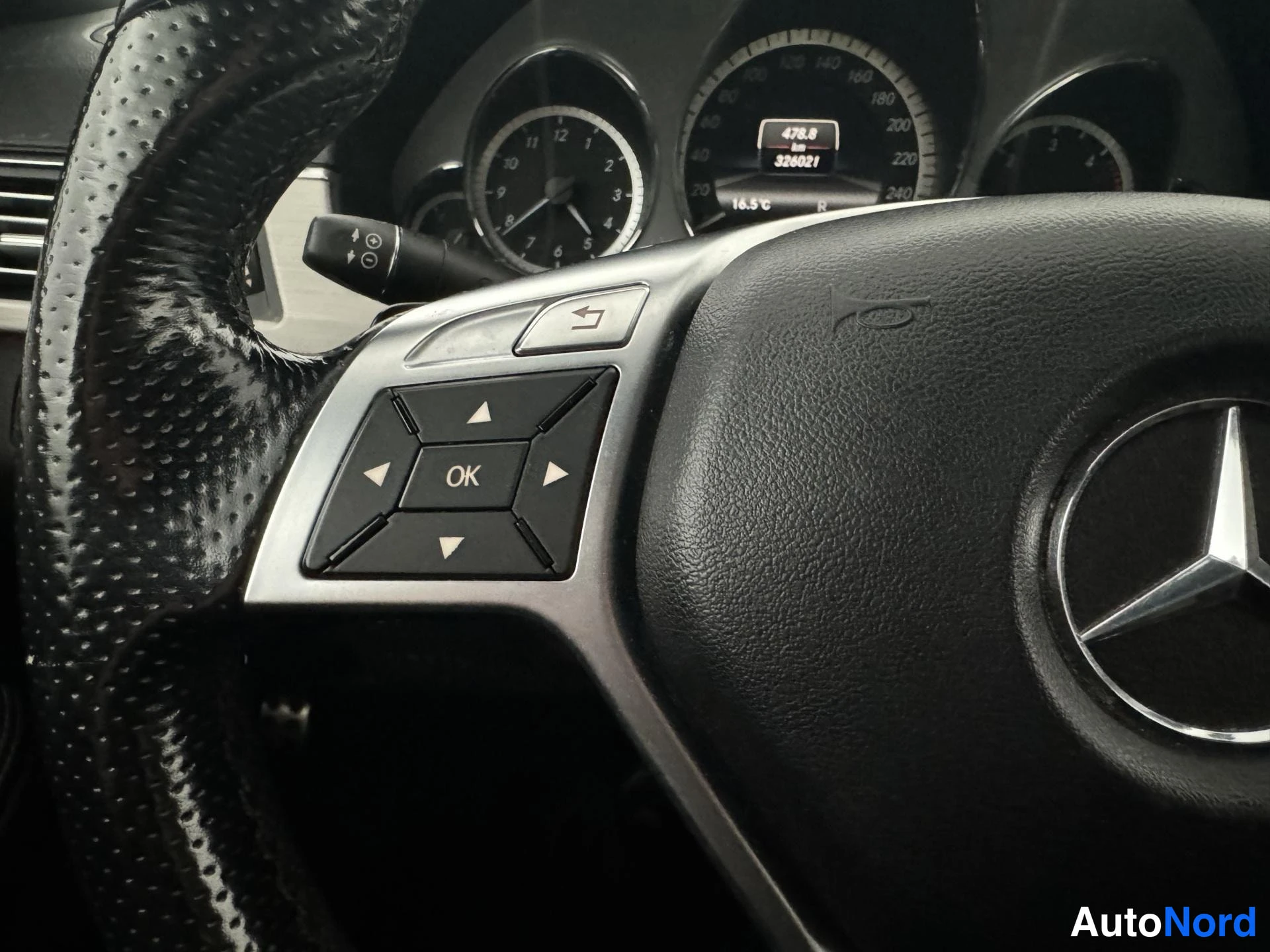 Musta Mercedes-Benz E 300 BlueTEC 2013, yksityiskohta, kuva 29