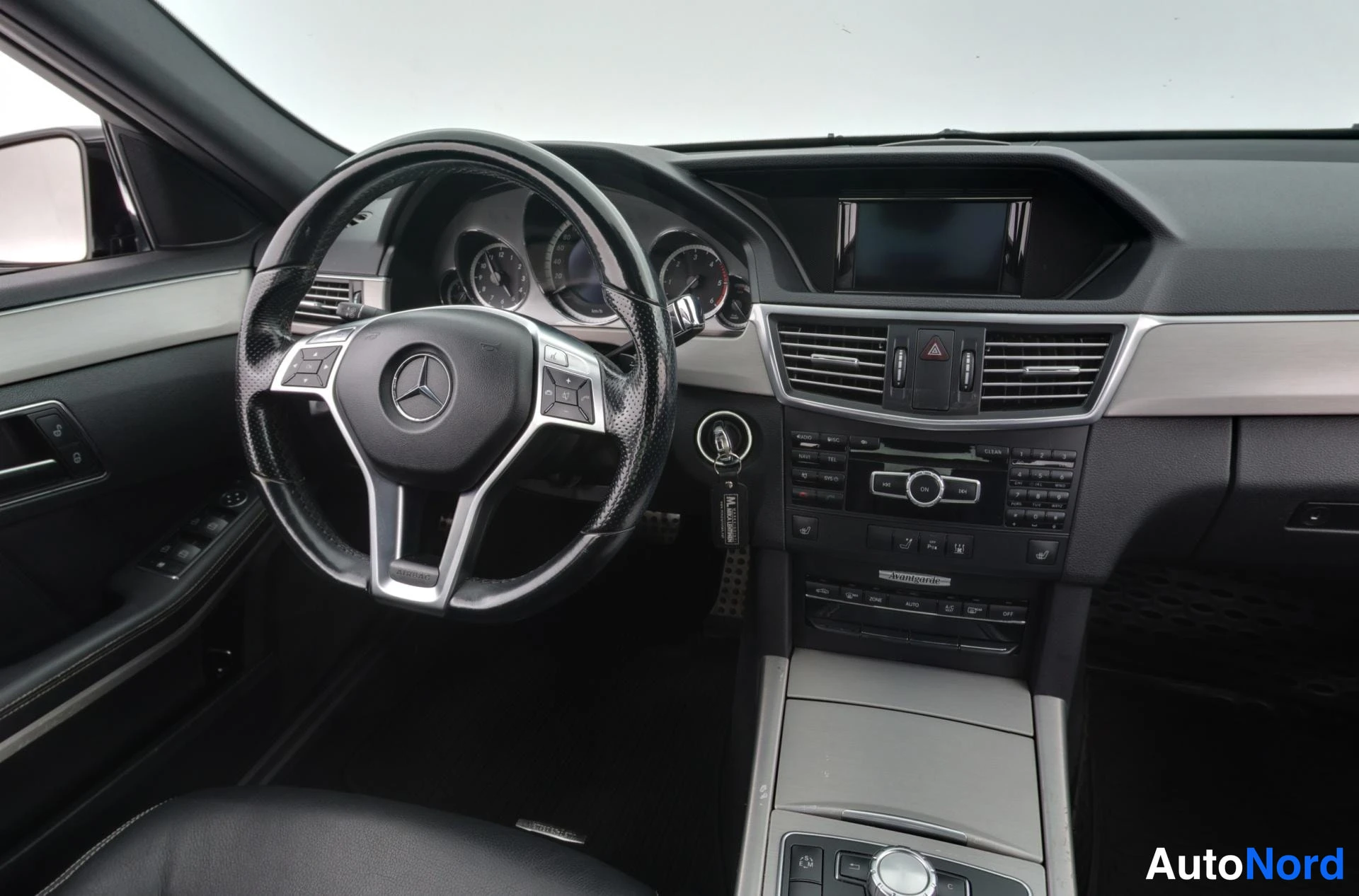 Musta Mercedes-Benz E 300 BlueTEC 2013, ohjaamo, kuva 11