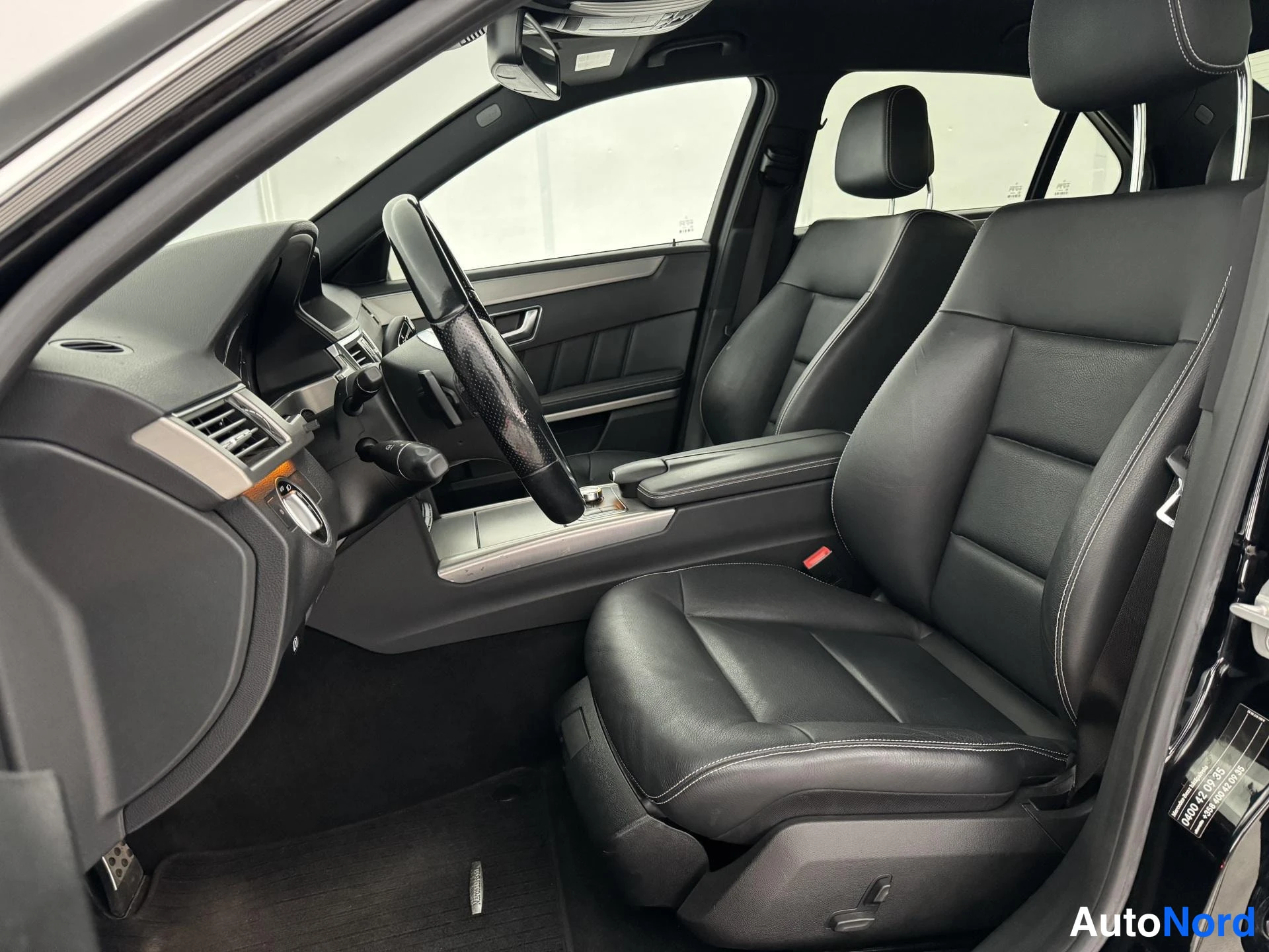 Musta Mercedes-Benz E 300 BlueTEC 2013, etuistuimet, kuva 14
