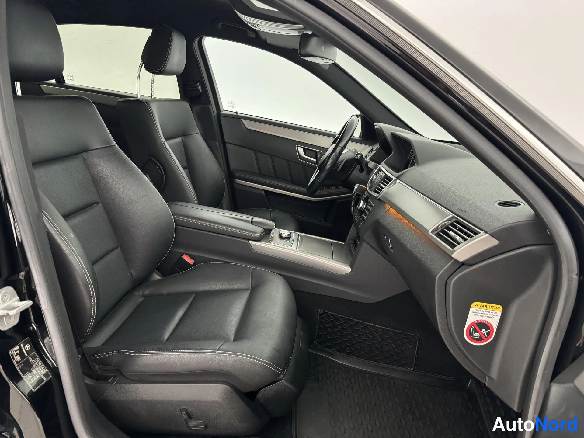 Musta Mercedes-Benz E 300 BlueTEC 2013, etuistuimet, kuva 15
