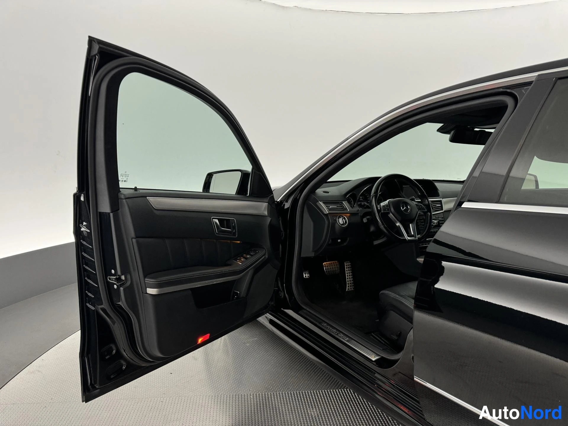 Musta Mercedes-Benz E 300 BlueTEC 2013, ohjaamo, kuva 12