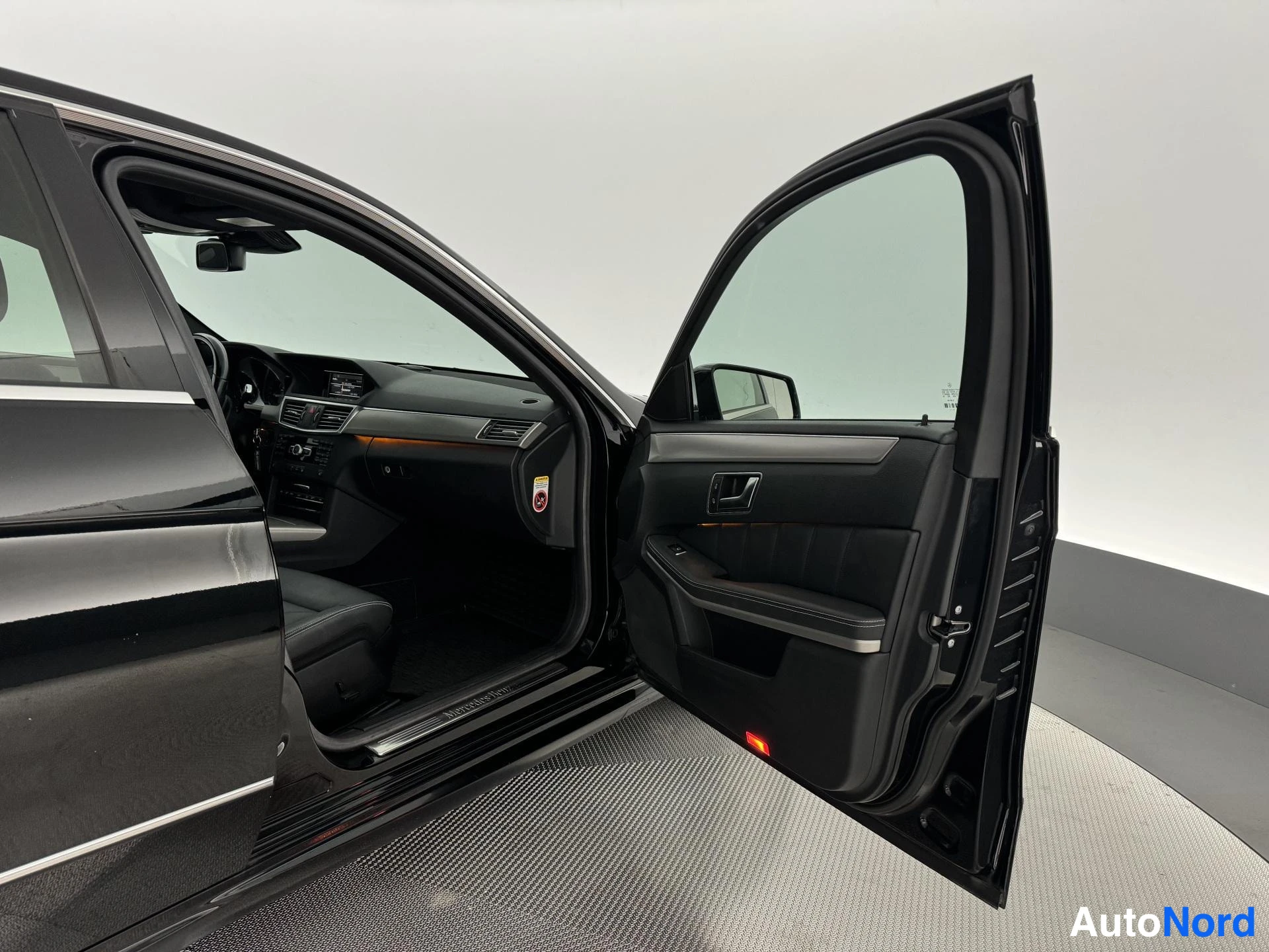 Musta Mercedes-Benz E 300 BlueTEC 2013, ohjaamo, kuva 13