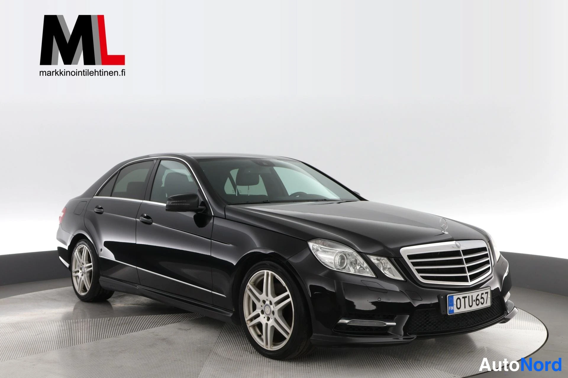 Musta Mercedes-Benz E 300 BlueTEC 2013, etuviisto, keula oikealle, kuva 2