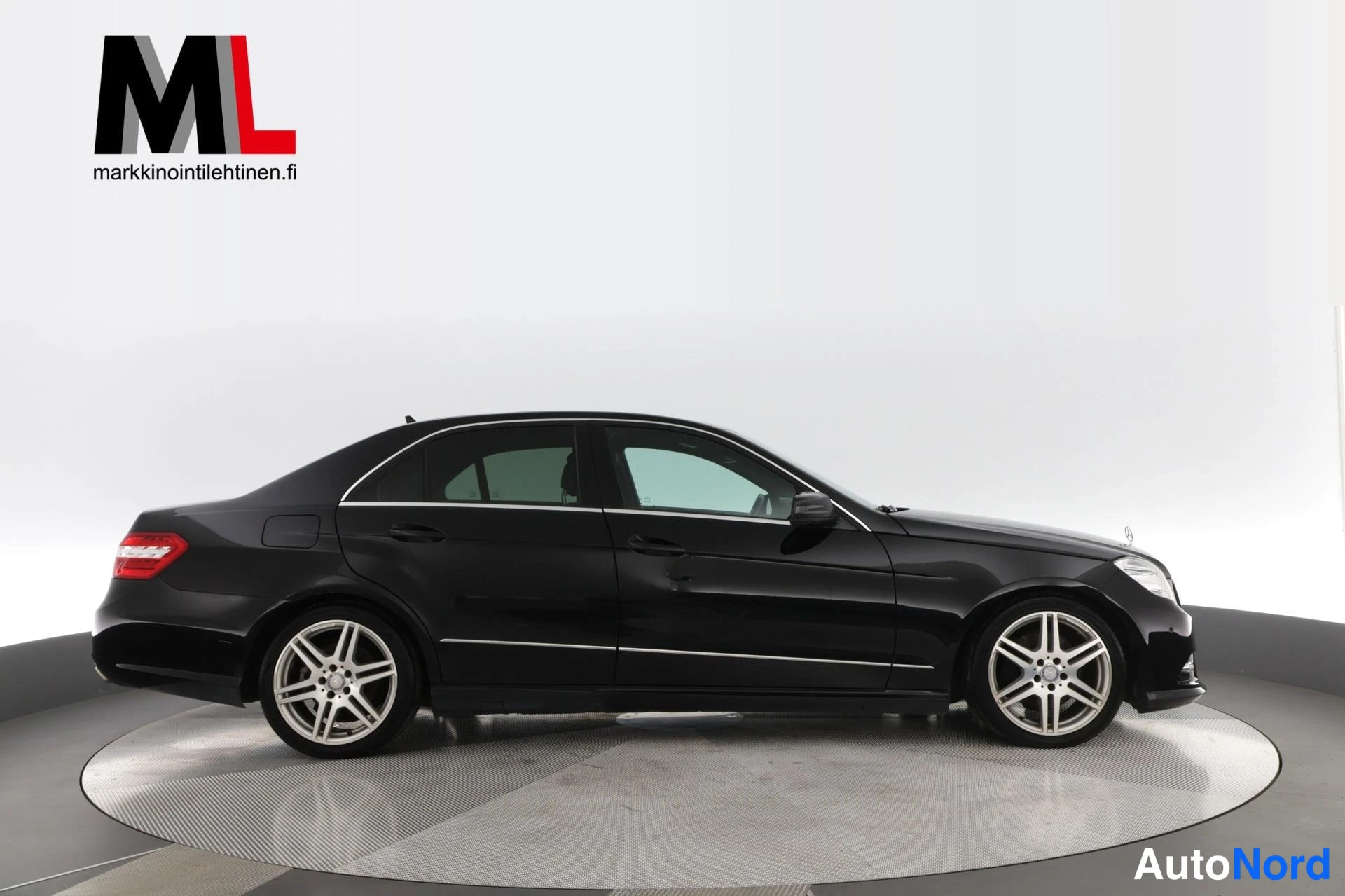 Musta Mercedes-Benz E 300 BlueTEC 2013, sivulta, kuva 5