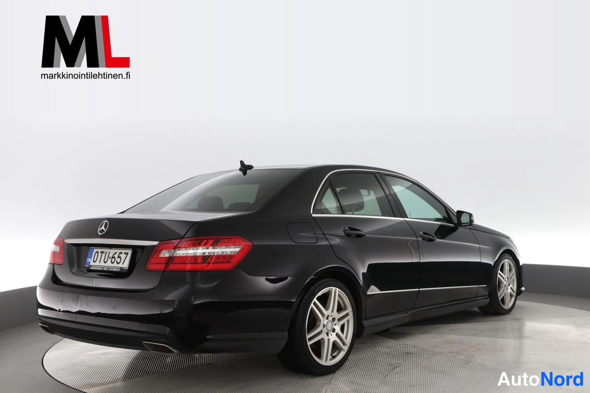 Musta Mercedes-Benz E 300 BlueTEC 2013, takaviisto, kuva 7