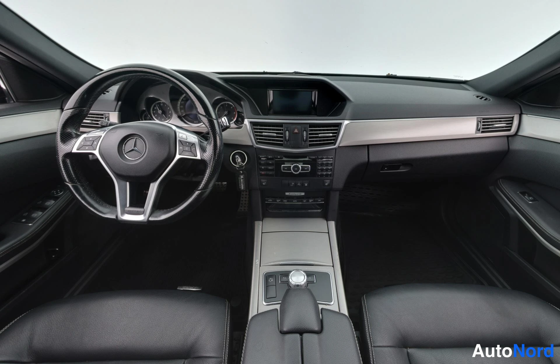 Musta Mercedes-Benz E 300 BlueTEC 2013, ohjaamo, kuva 8
