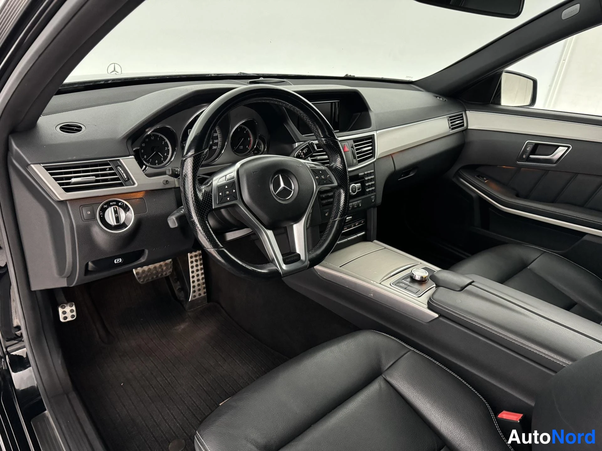 Musta Mercedes-Benz E 300 BlueTEC 2013, ohjaamo, kuva 9