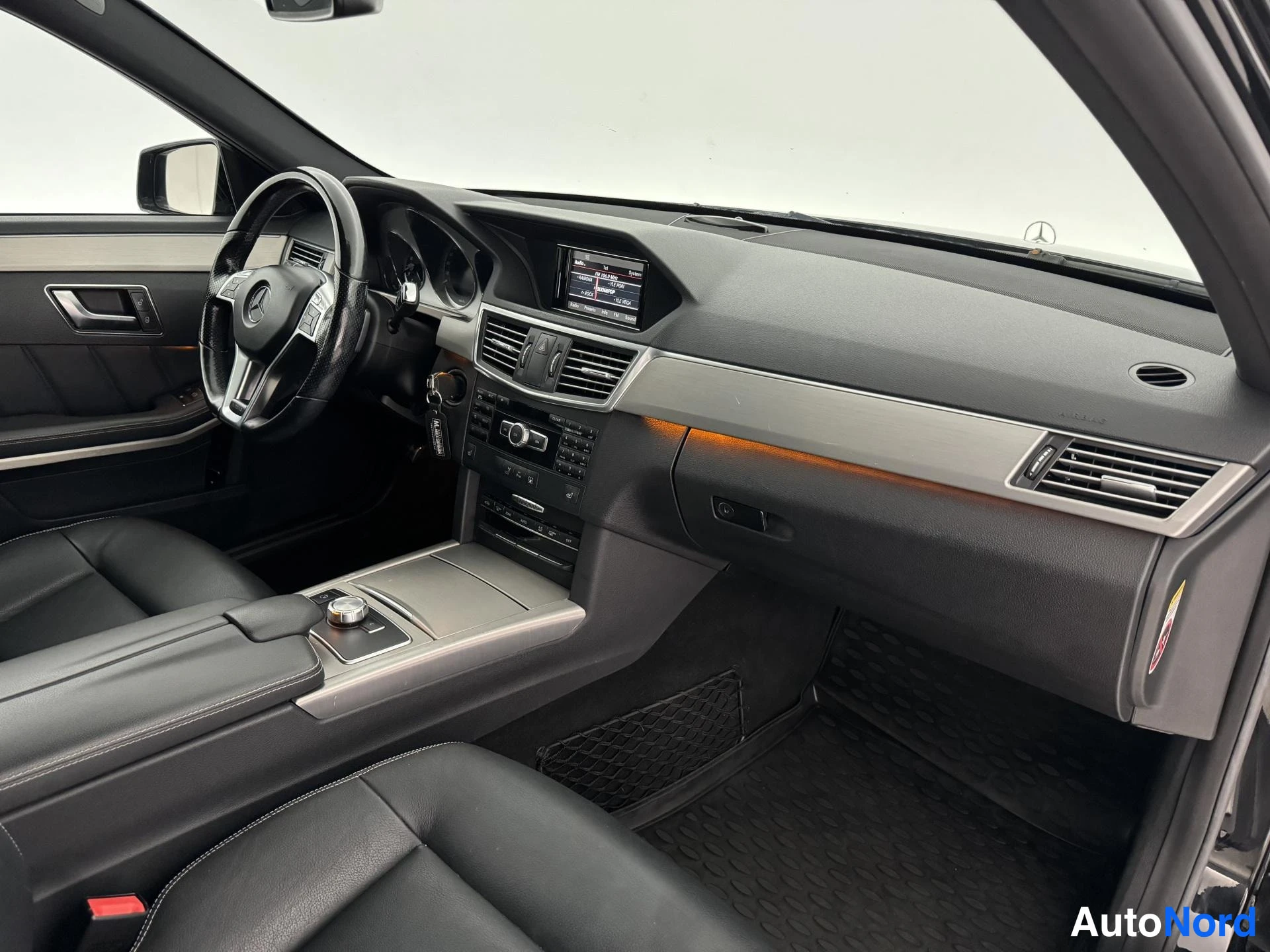 Musta Mercedes-Benz E 300 BlueTEC 2013, ohjaamo, kuva 10