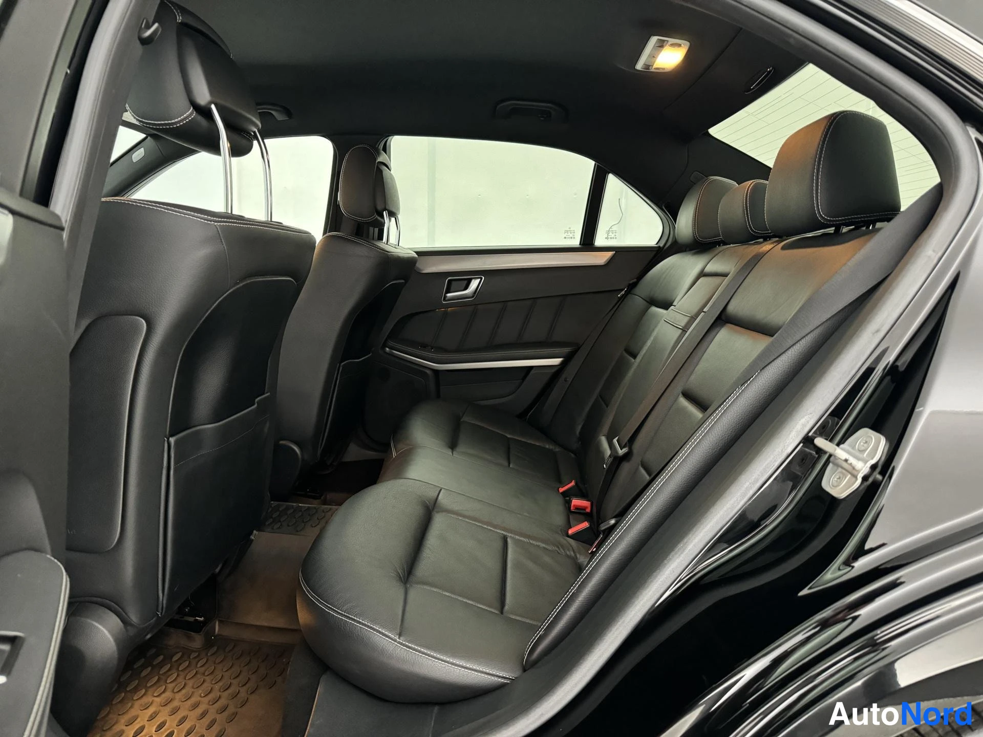 Musta Mercedes-Benz E 300 BlueTEC 2013, takaistuimet, kuva 17