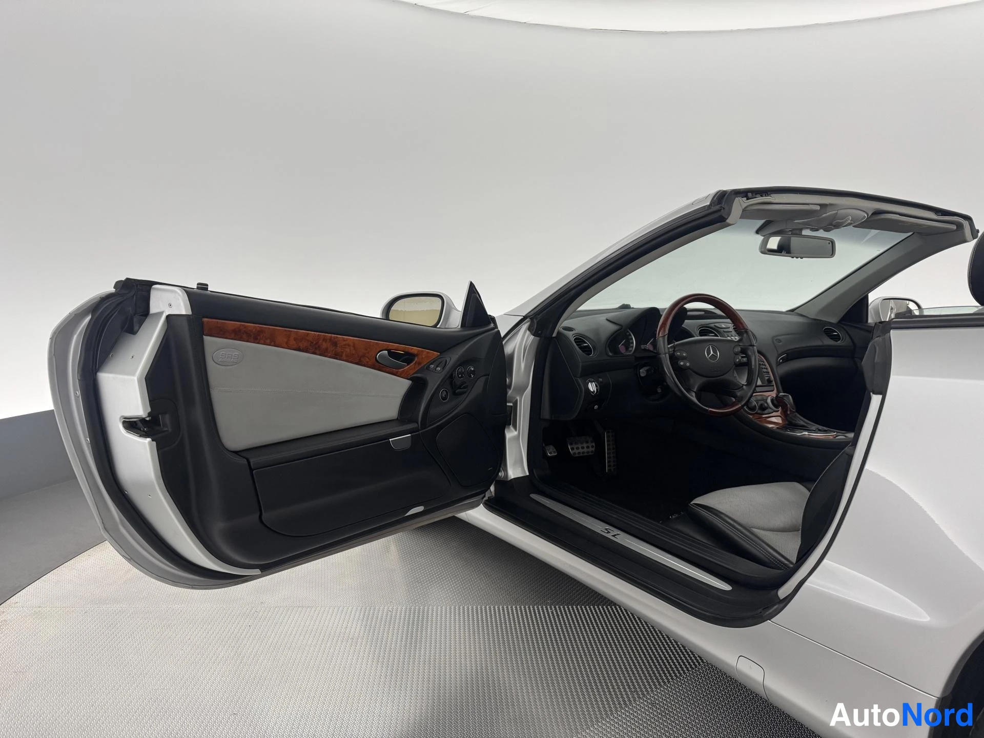 Hopea Mercedes-Benz SL 500 2002, ohjaamo, kuva 17