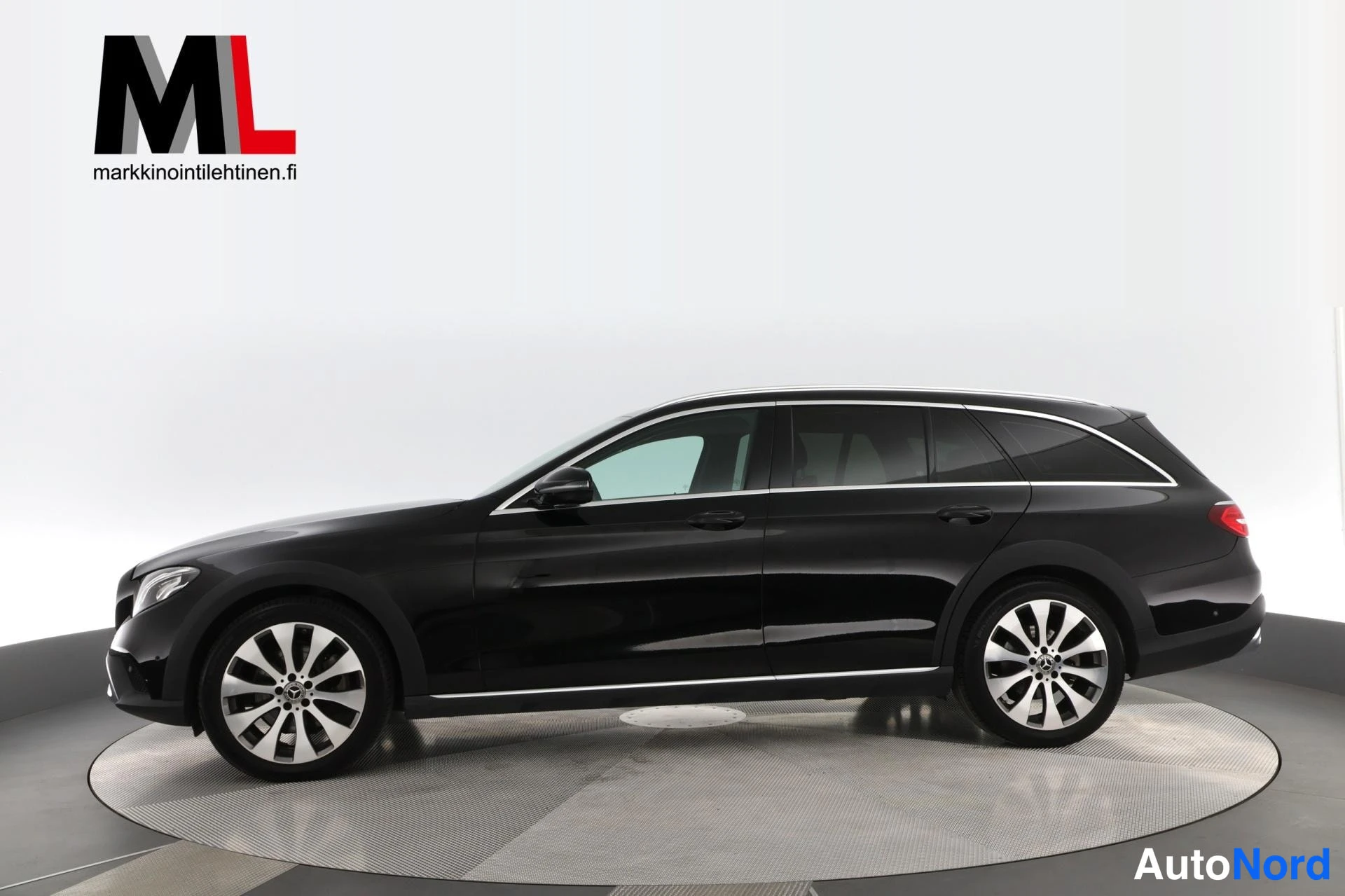 Musta Mercedes-Benz E 220 d 4MATIC 2018, sivulta, kuva 6