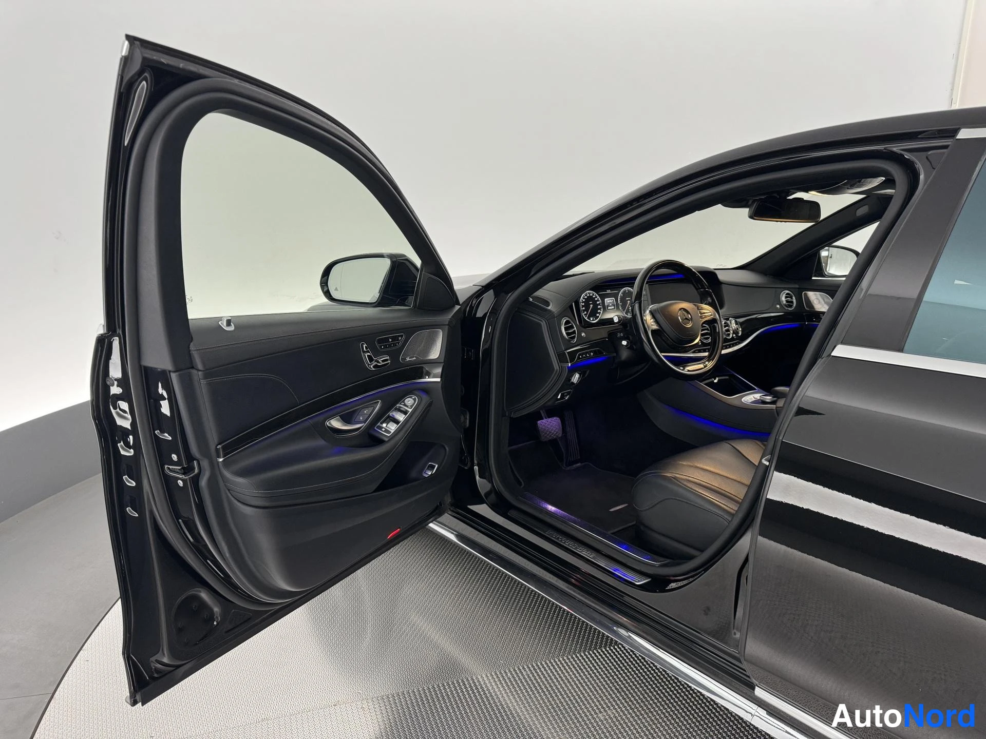 Musta Mercedes-Benz S 350 BlueTEC 2014, ohjaamo, kuva 10