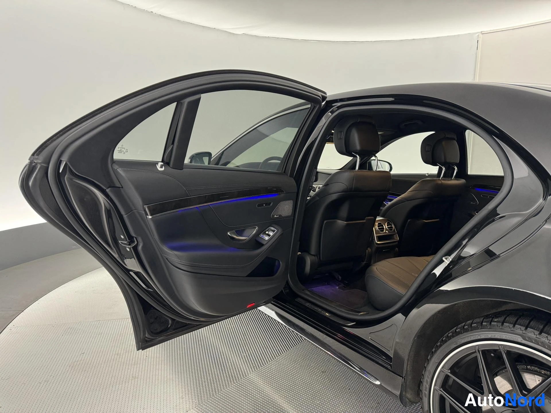 Musta Mercedes-Benz S 350 BlueTEC 2014, takaistuimet, kuva 16