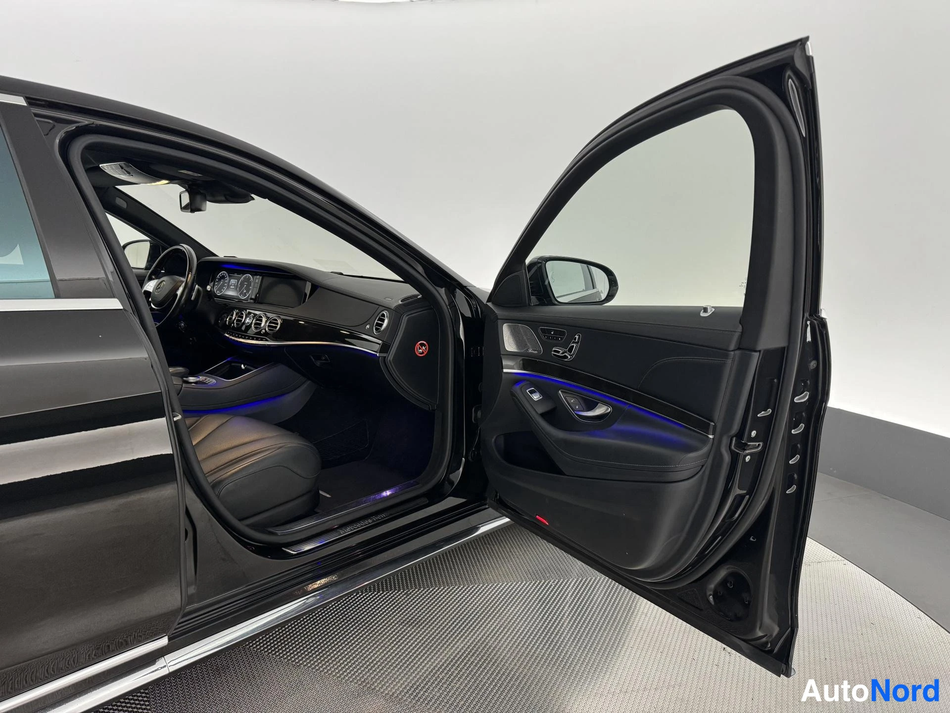 Musta Mercedes-Benz S 350 BlueTEC 2014, ohjaamo, kuva 11