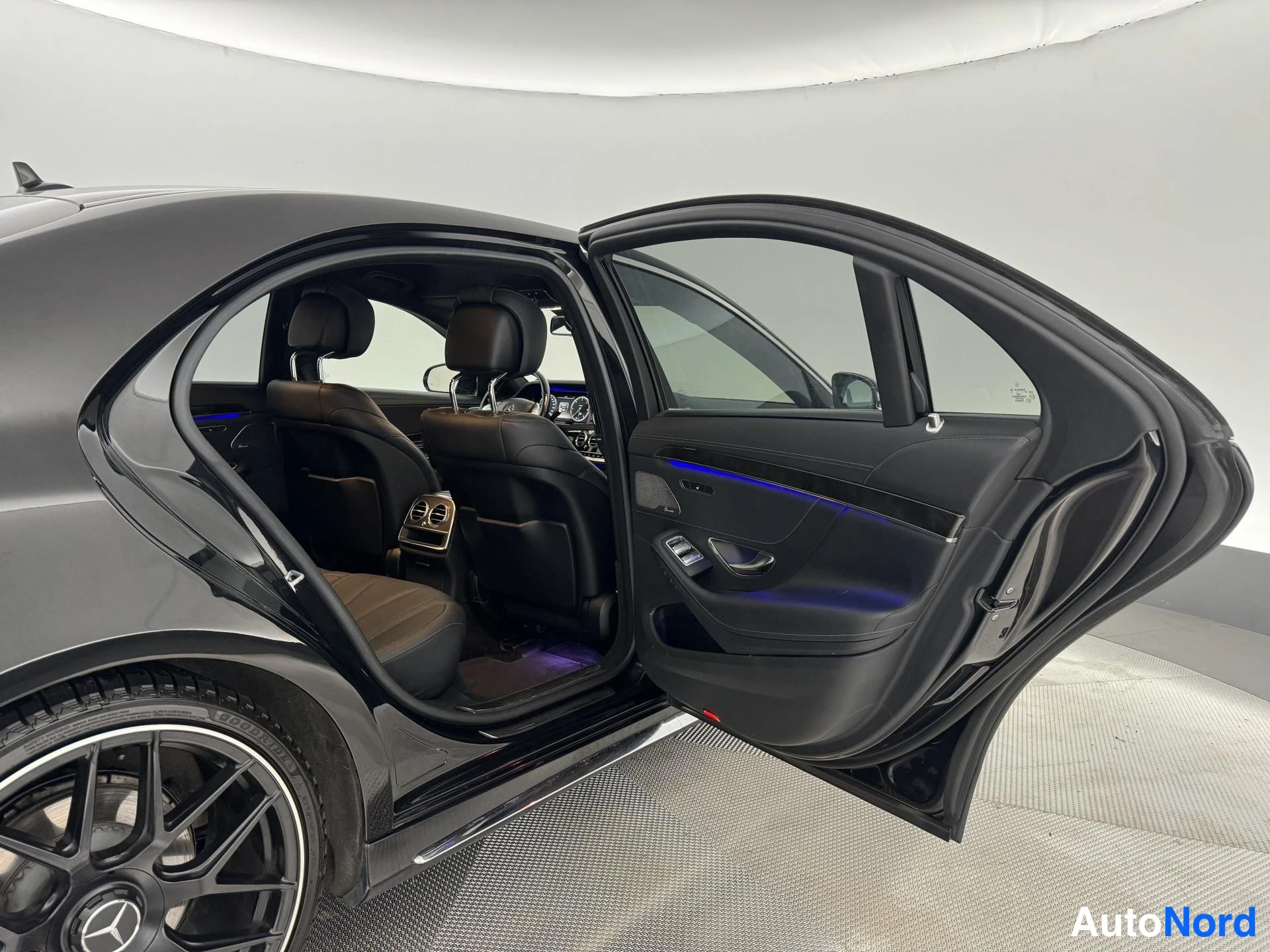 Musta Mercedes-Benz S 350 BlueTEC 2014, takaistuimet, kuva 17