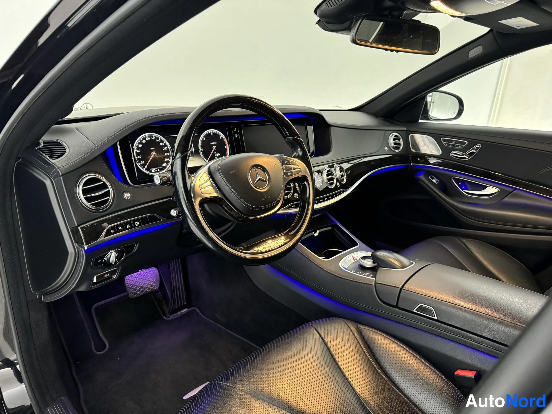 Musta Mercedes-Benz S 350 BlueTEC 2014, ohjaamo, kuva 7