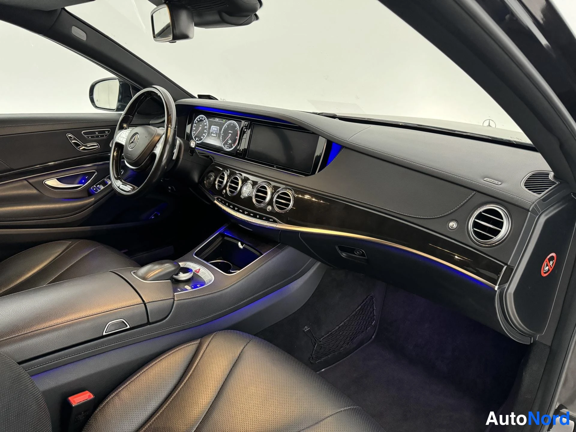 Musta Mercedes-Benz S 350 BlueTEC 2014, ohjaamo, kuva 8